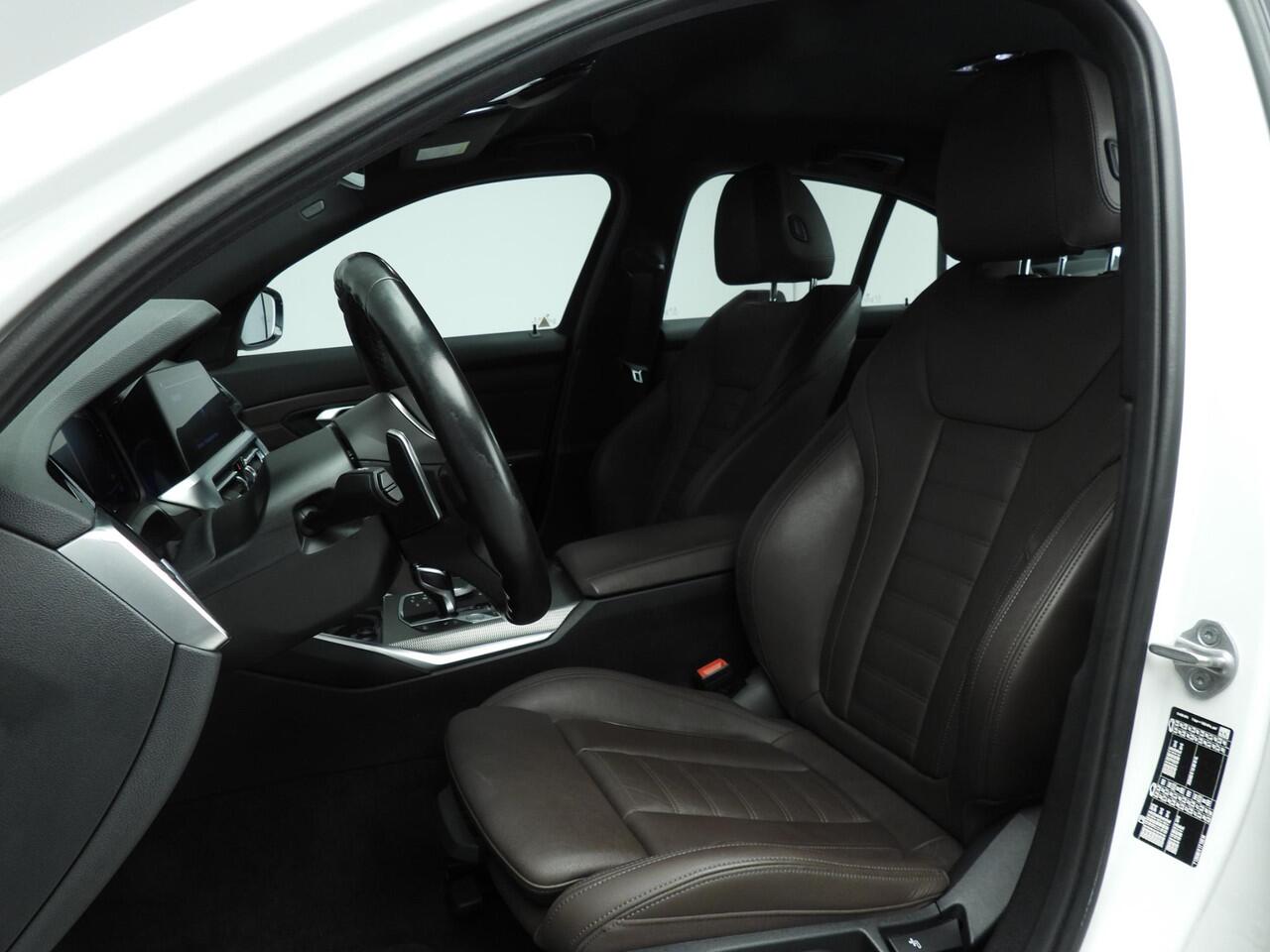 BMW 3-SERIE Sedan 318i | M-Sportpakket | LED | Leder | Navigatie | Sportstoelen | Trekhaak | Stoelverwarming | DAB | Hifi speakers | Alu 18 inch