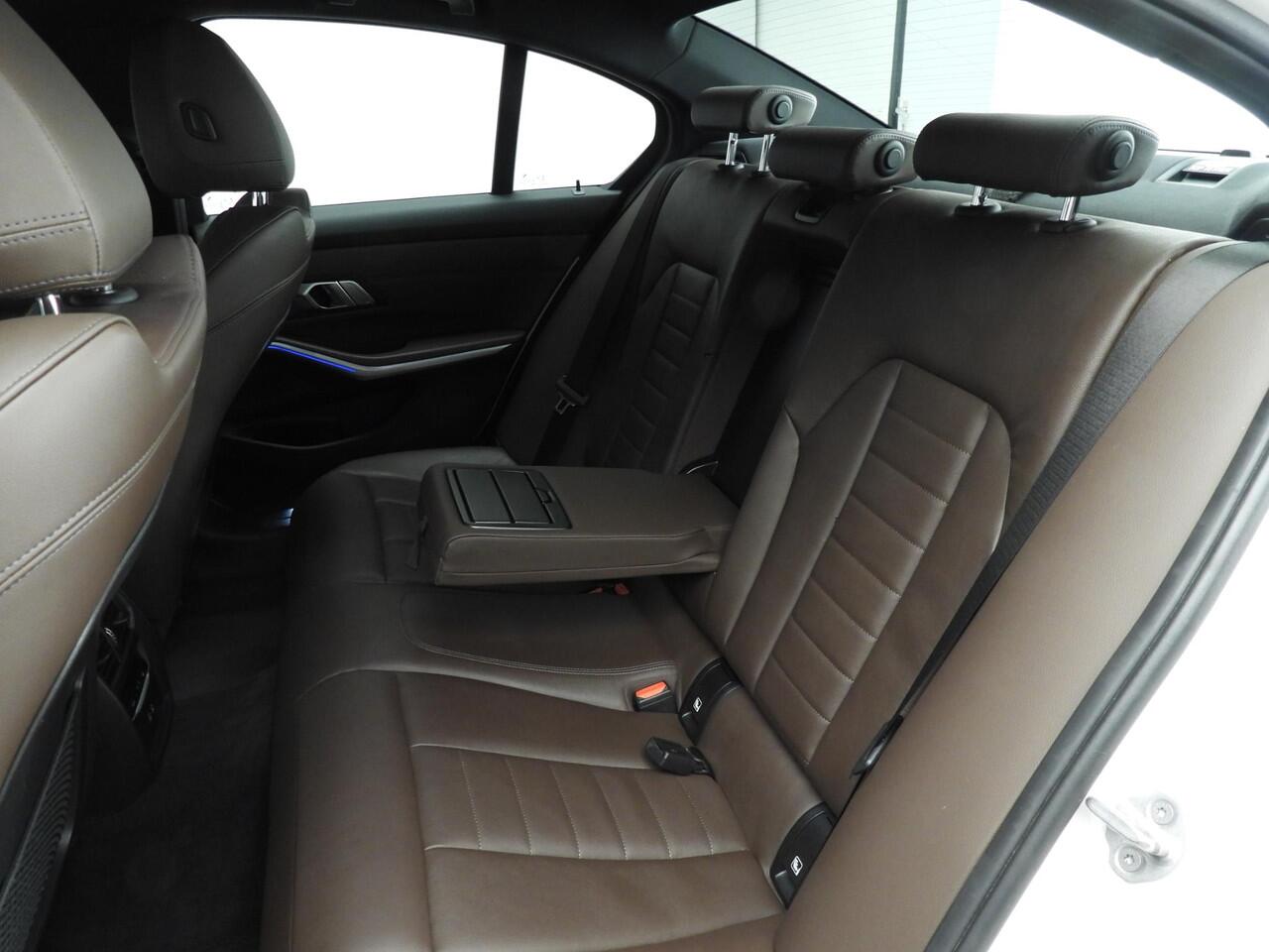 BMW 3-SERIE Sedan 318i | M-Sportpakket | LED | Leder | Navigatie | Sportstoelen | Trekhaak | Stoelverwarming | DAB | Hifi speakers | Alu 18 inch