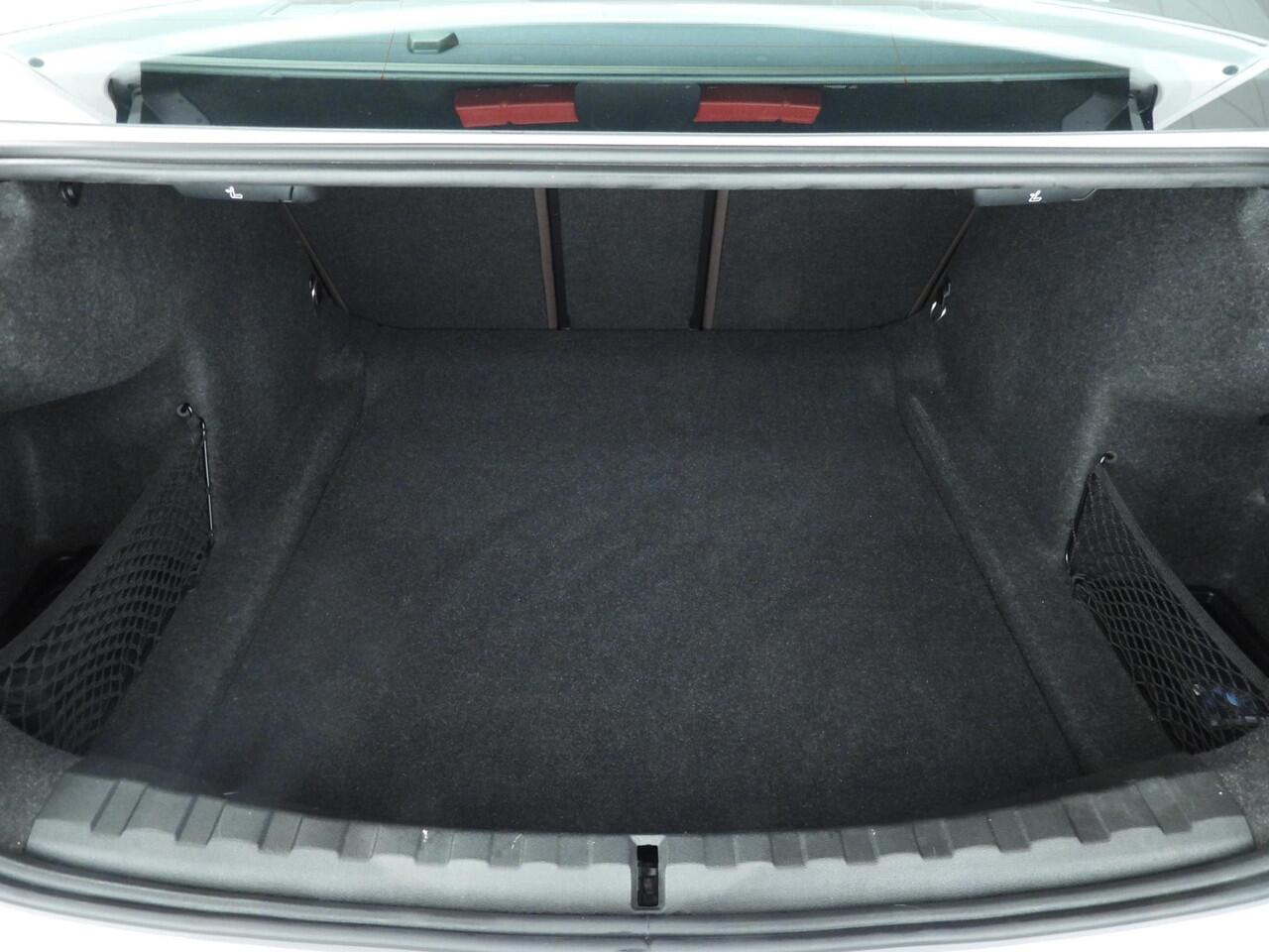 BMW 3-SERIE Sedan 318i | M-Sportpakket | LED | Leder | Navigatie | Sportstoelen | Trekhaak | Stoelverwarming | DAB | Hifi speakers | Alu 18 inch