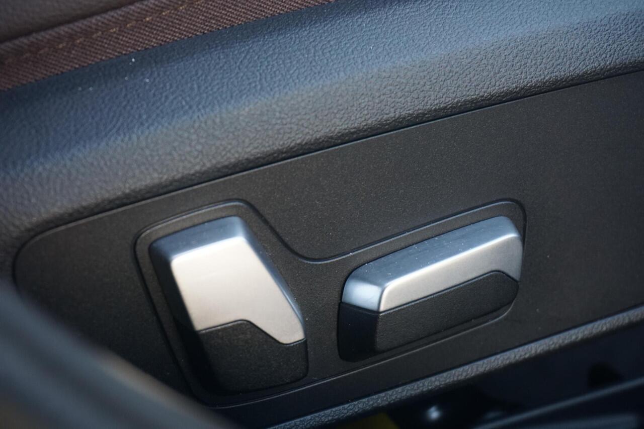 BMW 3-SERIE Sedan 320i High Executive M Sportpakket 19'' / Schuif-/kanteldak / Elektrisch verstelbare stoelen / Adaptieve Led