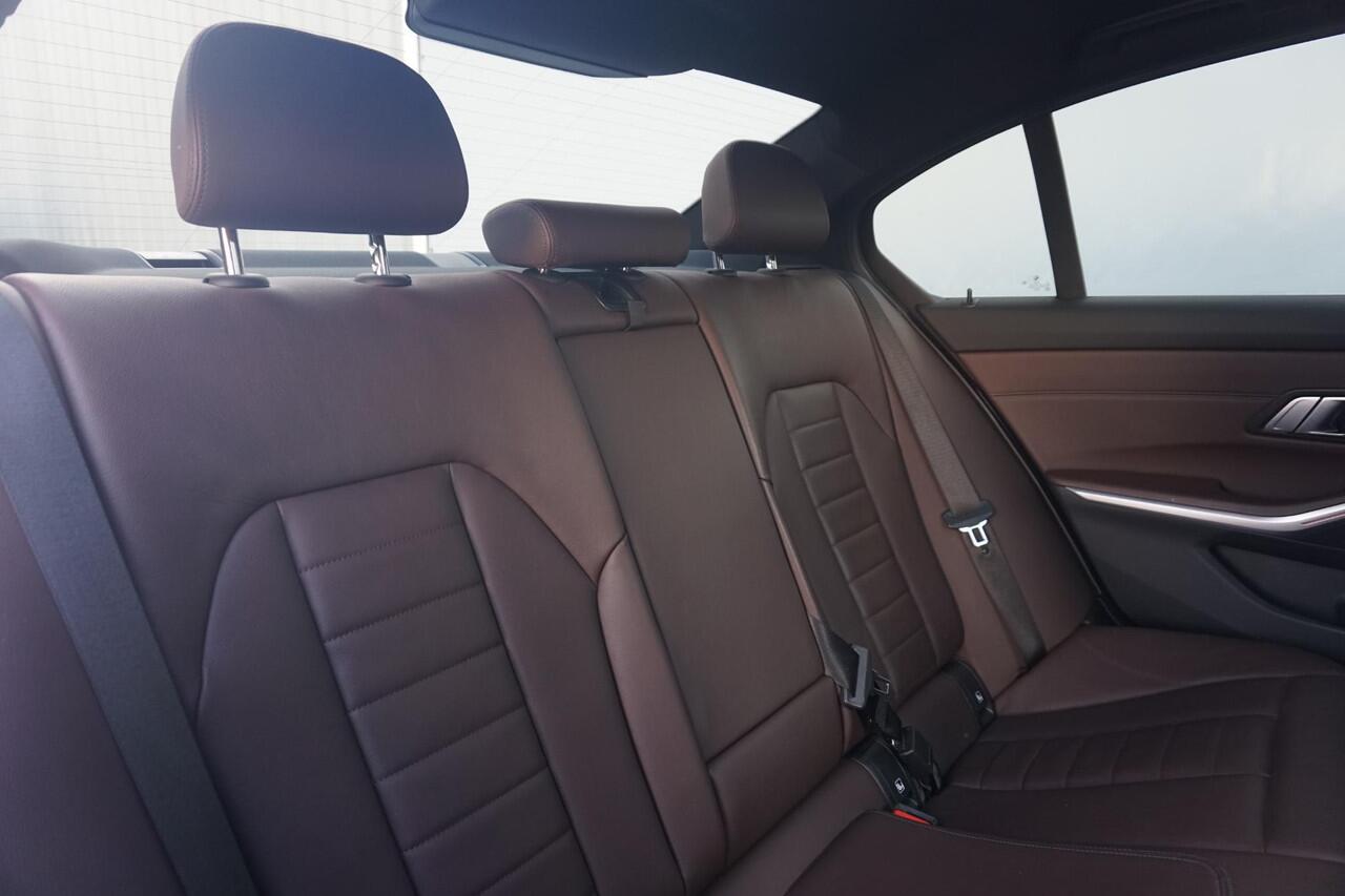 BMW 3-SERIE Sedan 320i High Executive M Sportpakket 19'' / Schuif-/kanteldak / Elektrisch verstelbare stoelen / Adaptieve Led