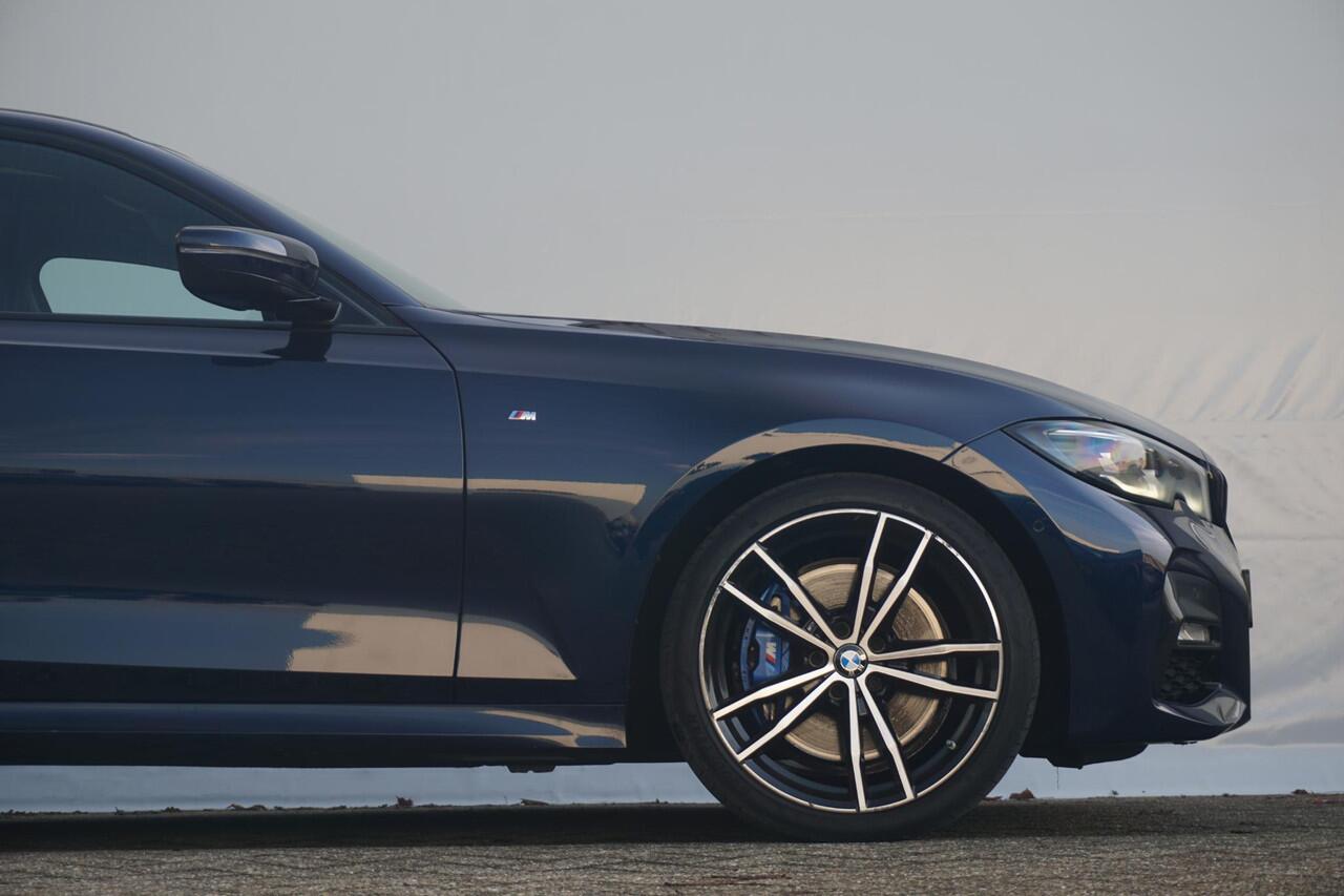 BMW 3-SERIE Sedan 320i High Executive M Sportpakket 19'' / Schuif-/kanteldak / Elektrisch verstelbare stoelen / Adaptieve Led