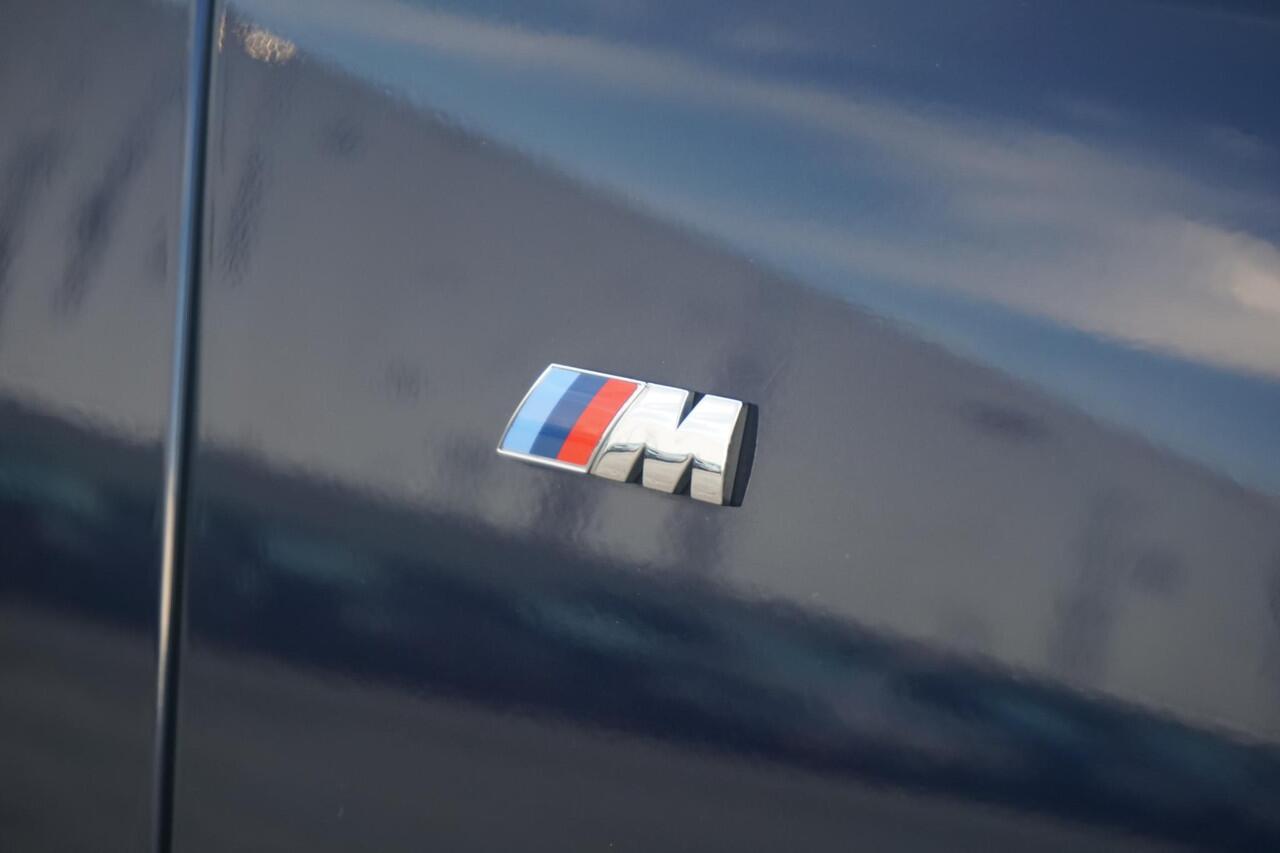 BMW 3-SERIE Sedan 320i High Executive M Sportpakket 19'' / Schuif-/kanteldak / Elektrisch verstelbare stoelen / Adaptieve Led