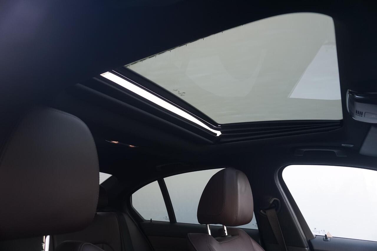 BMW 3-SERIE Sedan 320i High Executive M Sportpakket 19'' / Schuif-/kanteldak / Elektrisch verstelbare stoelen / Adaptieve Led