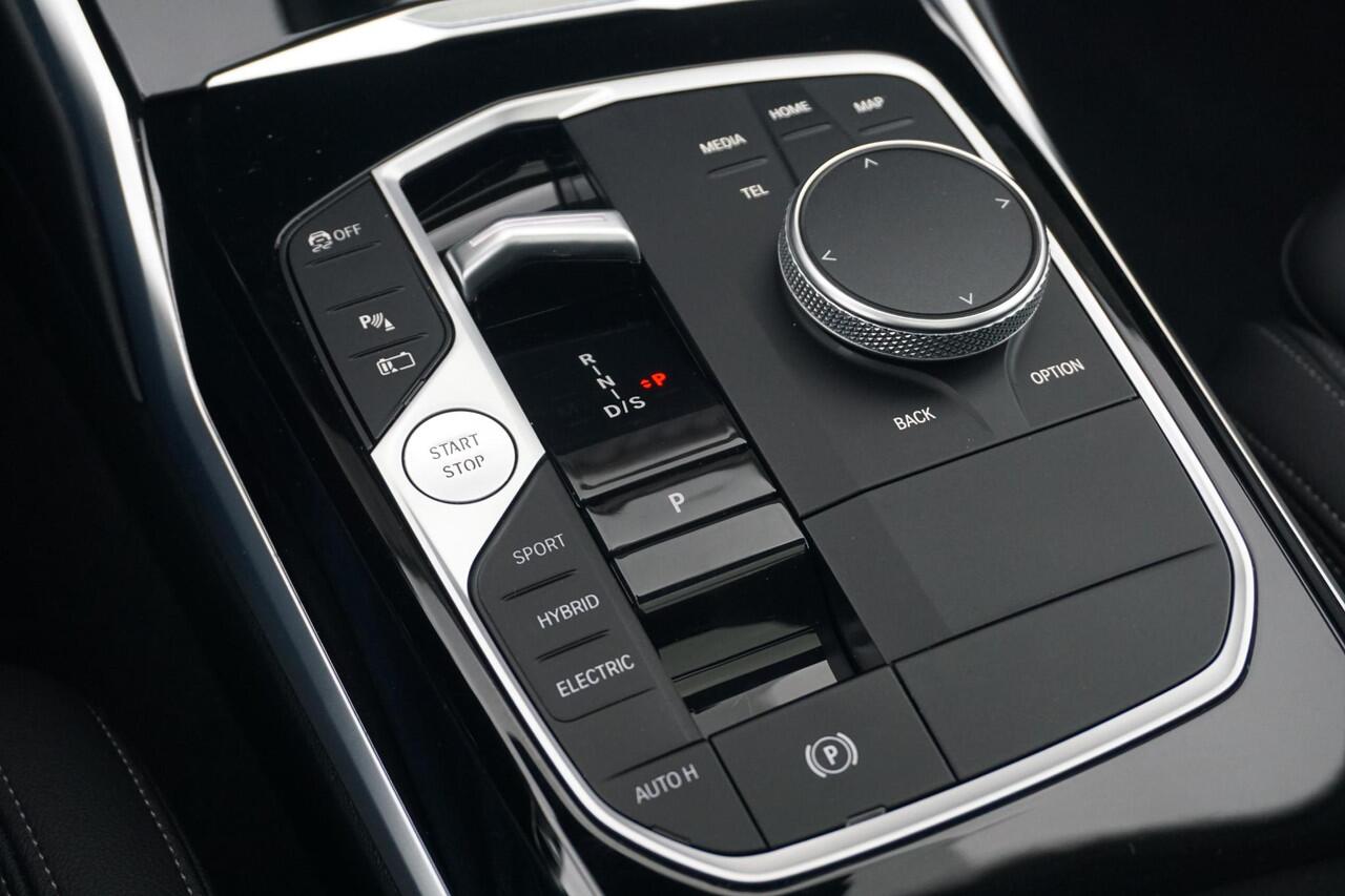 BMW 3-SERIE Touring 330e M Sportpakket 18'' / Panoramadak / Trekhaak / Achteruitrijcamera / Elektrisch verwarmde voorstoelen