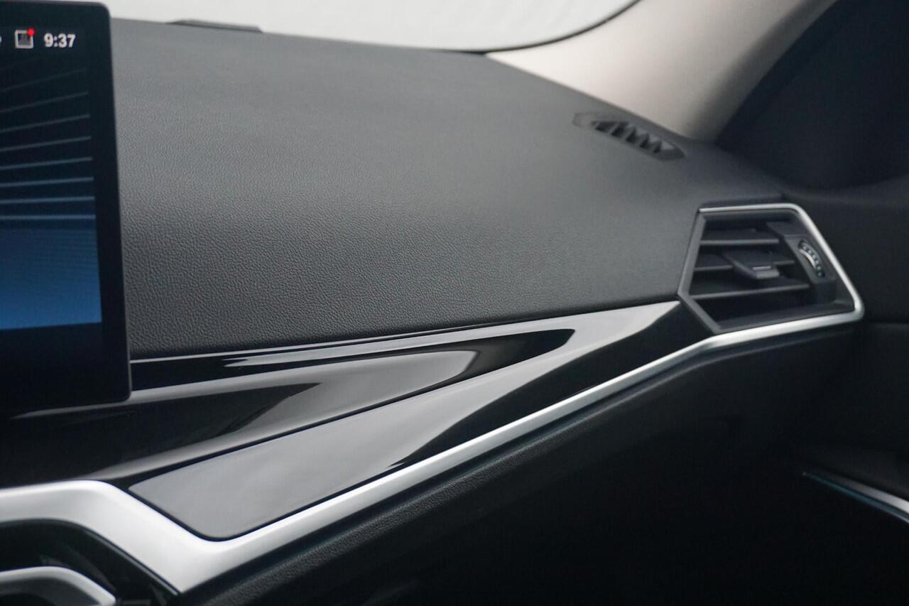 BMW 3-SERIE Touring 330e M Sportpakket 18'' / Panoramadak / Trekhaak / Achteruitrijcamera / Elektrisch verwarmde voorstoelen