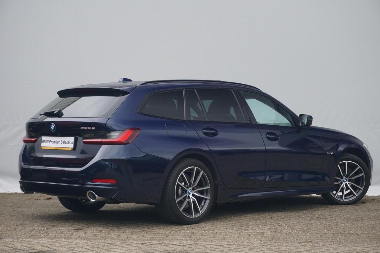 BMW 3-SERIE Touring 330e M Sportpakket 18'' / Panoramadak / Trekhaak / Achteruitrijcamera / Elektrisch verwarmde voorstoelen