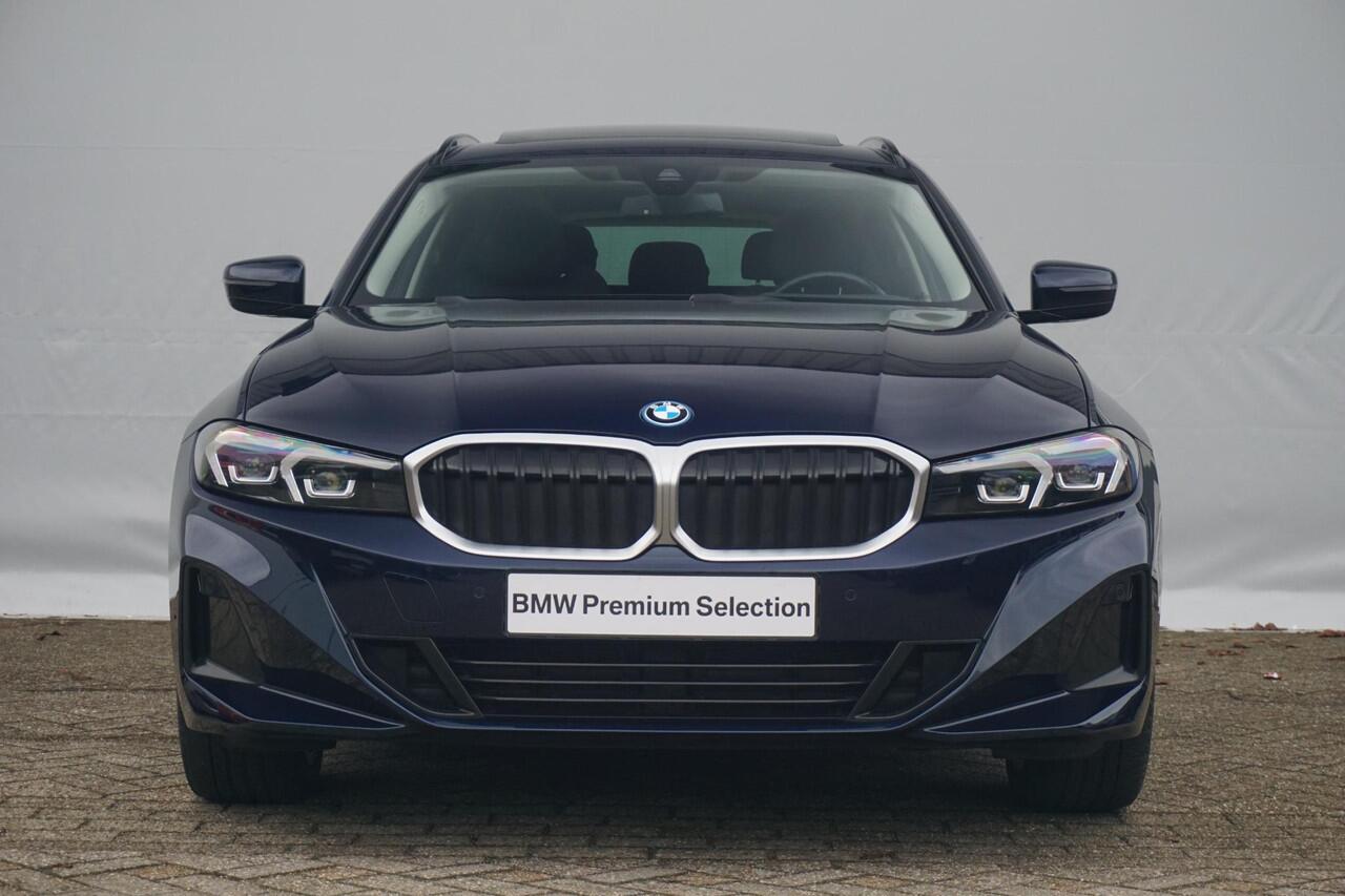BMW 3-SERIE Touring 330e M Sportpakket 18'' / Panoramadak / Trekhaak / Achteruitrijcamera / Elektrisch verwarmde voorstoelen