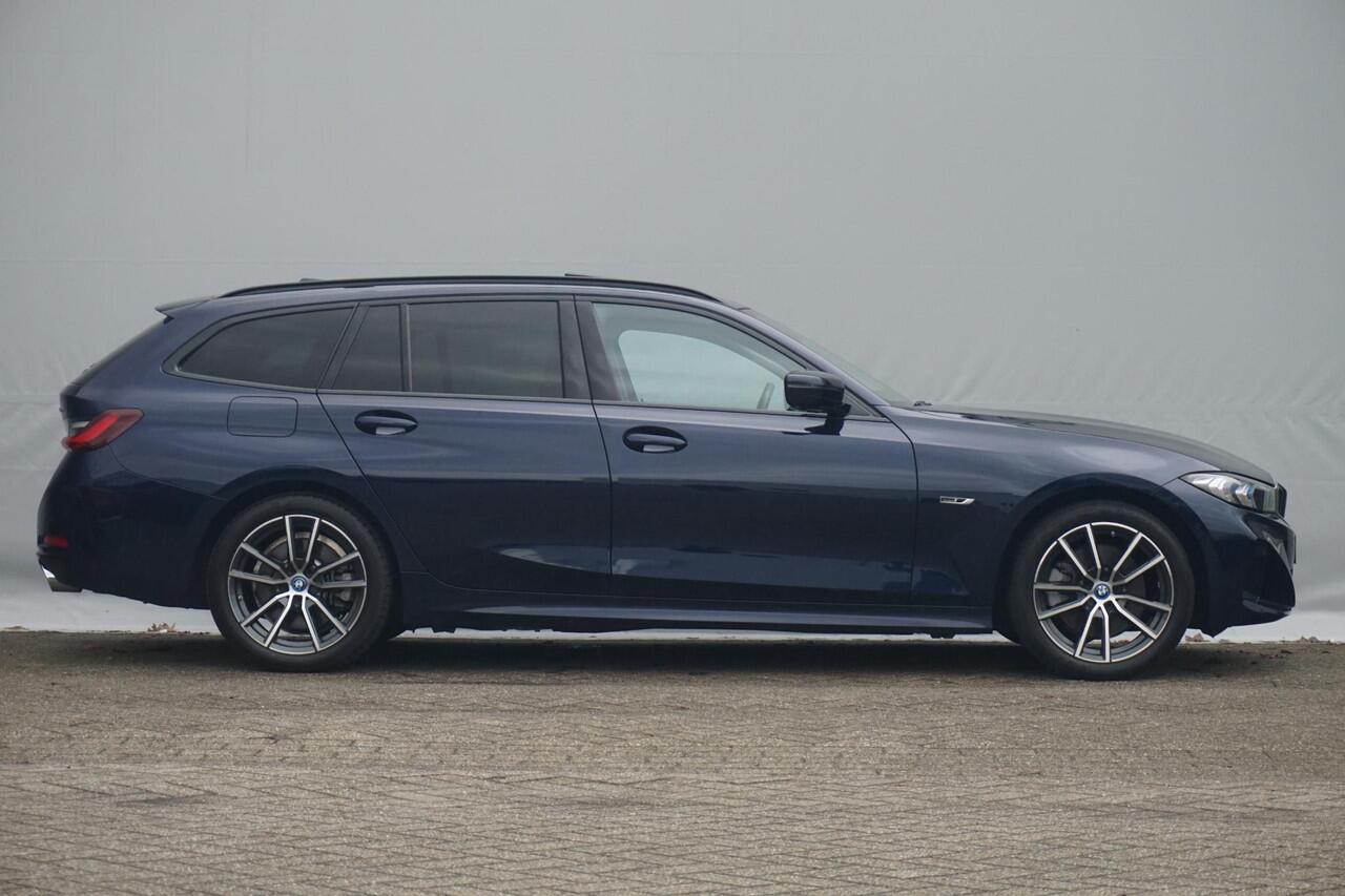 BMW 3-SERIE Touring 330e M Sportpakket 18'' / Panoramadak / Trekhaak / Achteruitrijcamera / Elektrisch verwarmde voorstoelen