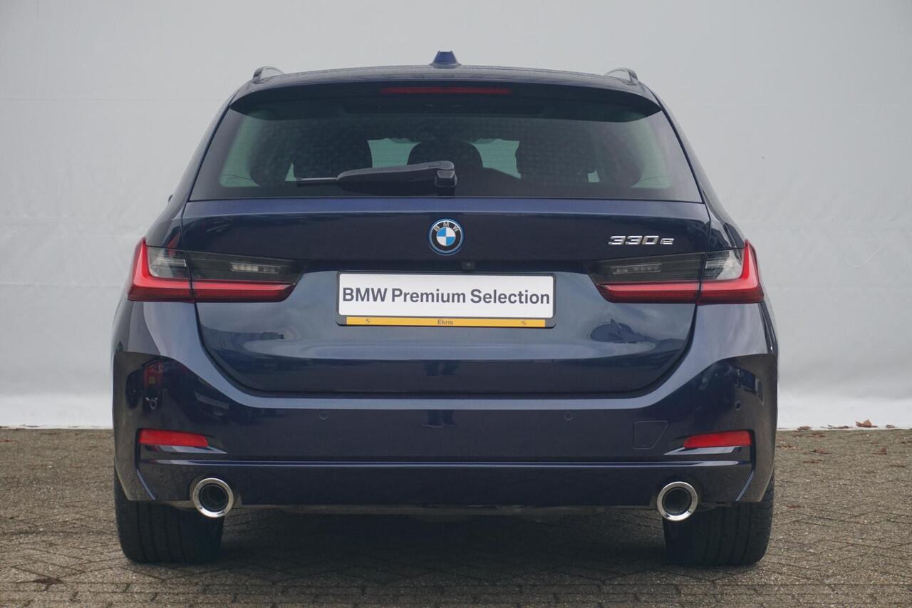 BMW 3-SERIE Touring 330e M Sportpakket 18'' / Panoramadak / Trekhaak / Achteruitrijcamera / Elektrisch verwarmde voorstoelen