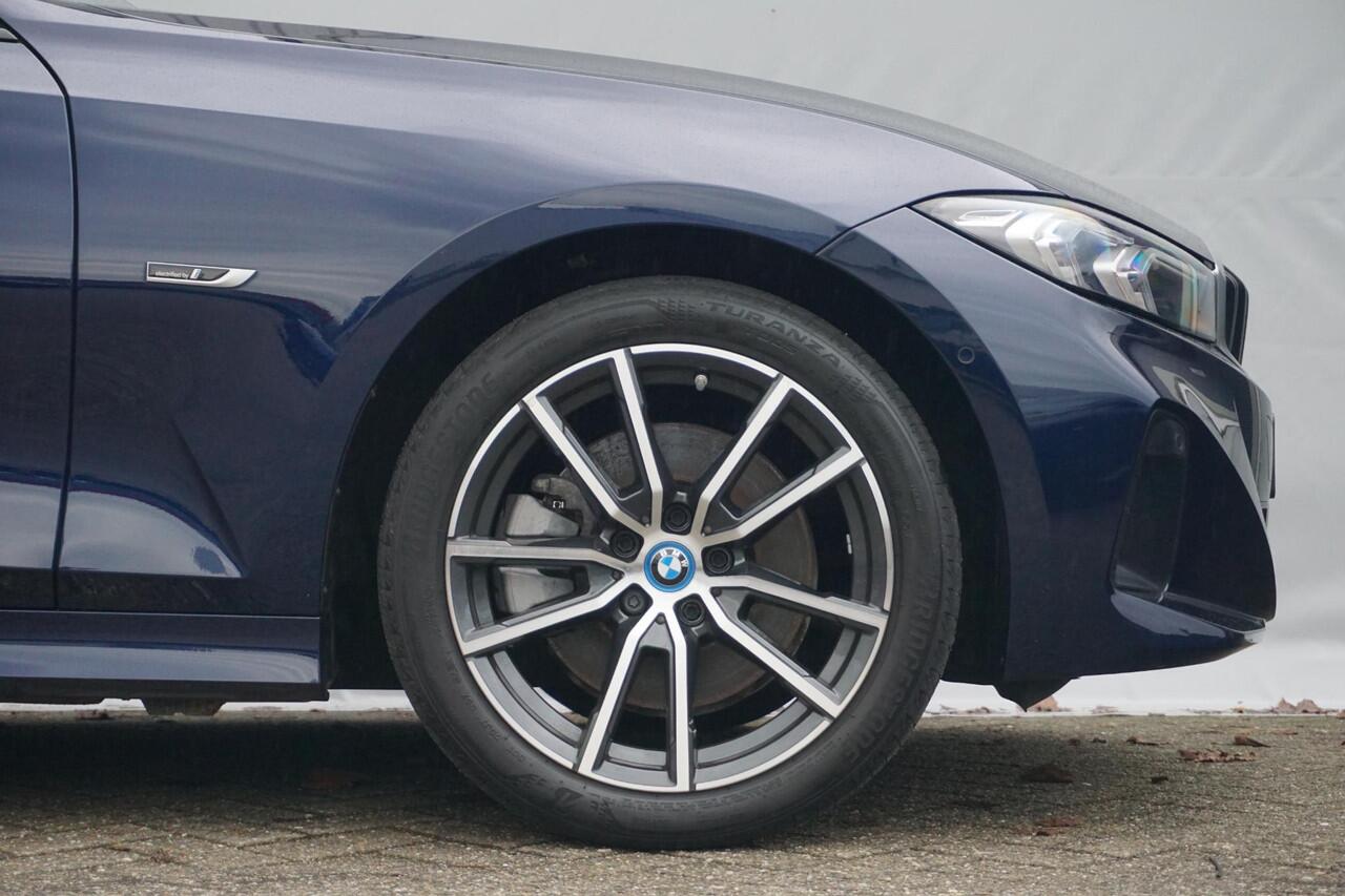 BMW 3-SERIE Touring 330e M Sportpakket 18'' / Panoramadak / Trekhaak / Achteruitrijcamera / Elektrisch verwarmde voorstoelen