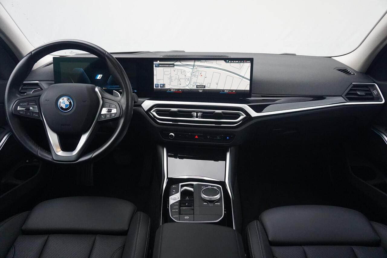 BMW 3-SERIE Touring 330e M Sportpakket 18'' / Panoramadak / Trekhaak / Achteruitrijcamera / Elektrisch verwarmde voorstoelen