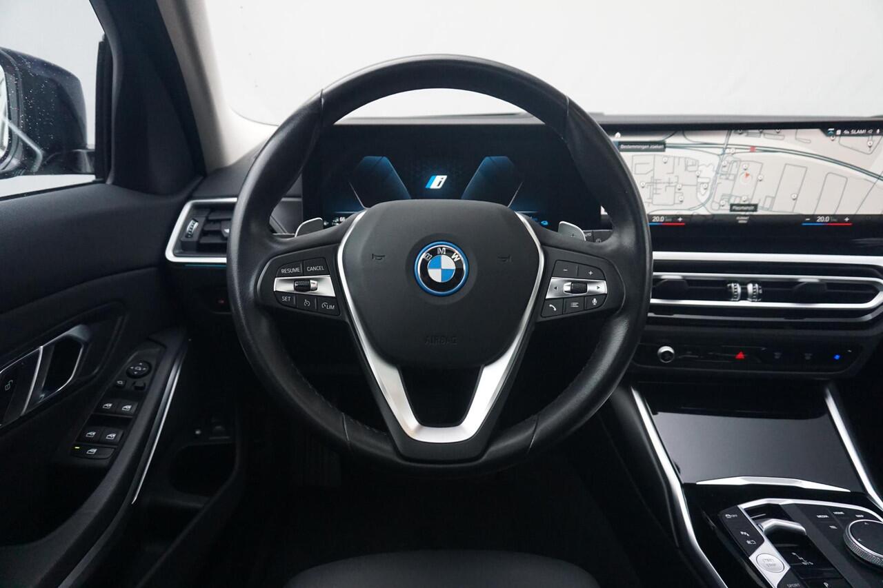 BMW 3-SERIE Touring 330e M Sportpakket 18'' / Panoramadak / Trekhaak / Achteruitrijcamera / Elektrisch verwarmde voorstoelen