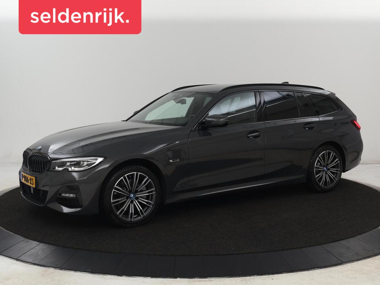 BMW 3-SERIE 320e M Sport | Leder | Adaptive cruise | Stoelverwarming | Camera | Keyless | Carplay | Sportstoelen | Live Cockpit | Navigatie | Full LED | PHEV | Plug In