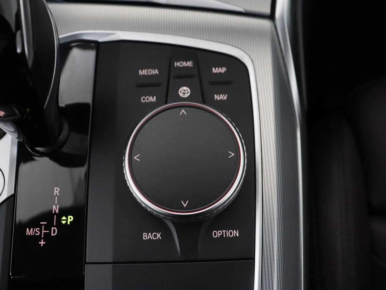 BMW 3-SERIE 320e M Sport | Leder | Adaptive cruise | Stoelverwarming | Camera | Keyless | Carplay | Sportstoelen | Live Cockpit | Navigatie | Full LED | PHEV | Plug In