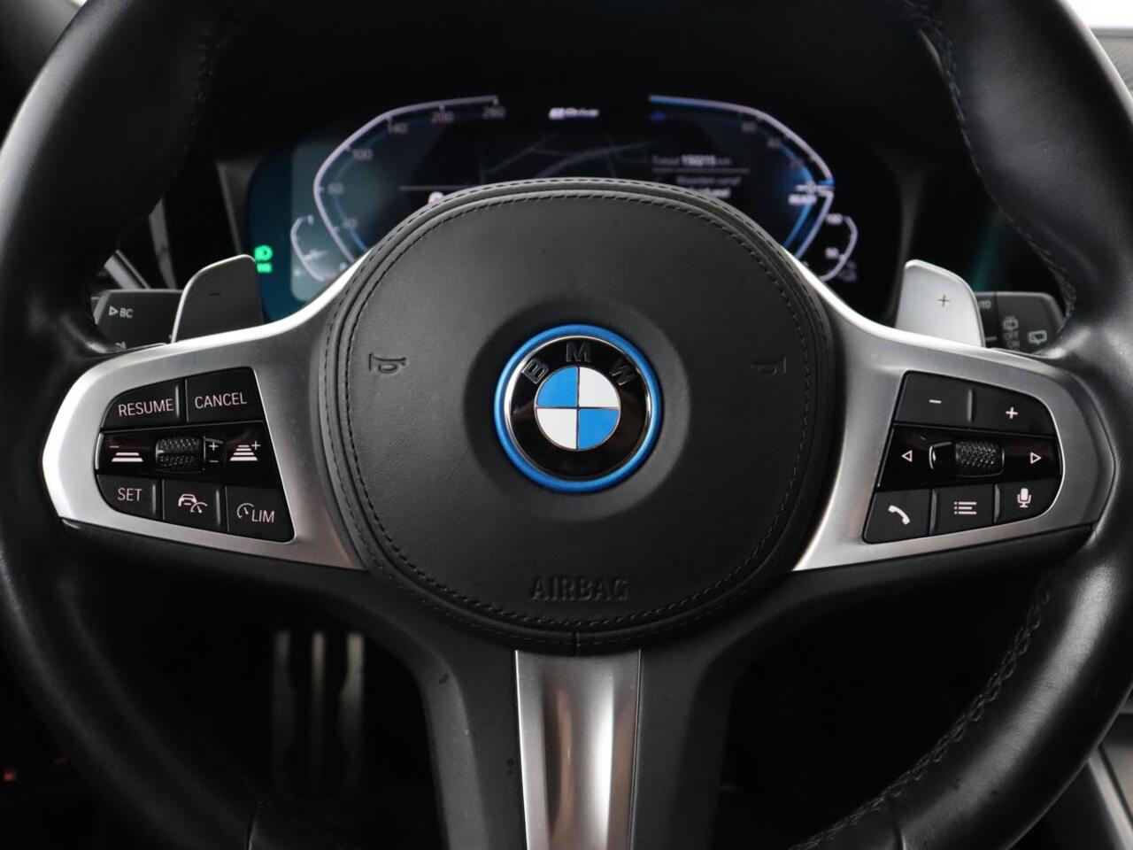 BMW 3-SERIE 320e M Sport | Leder | Adaptive cruise | Stoelverwarming | Camera | Keyless | Carplay | Sportstoelen | Live Cockpit | Navigatie | Full LED | PHEV | Plug In
