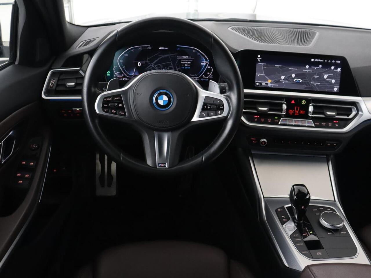 BMW 3-SERIE 320e M Sport | Leder | Adaptive cruise | Stoelverwarming | Camera | Keyless | Carplay | Sportstoelen | Live Cockpit | Navigatie | Full LED | PHEV | Plug In
