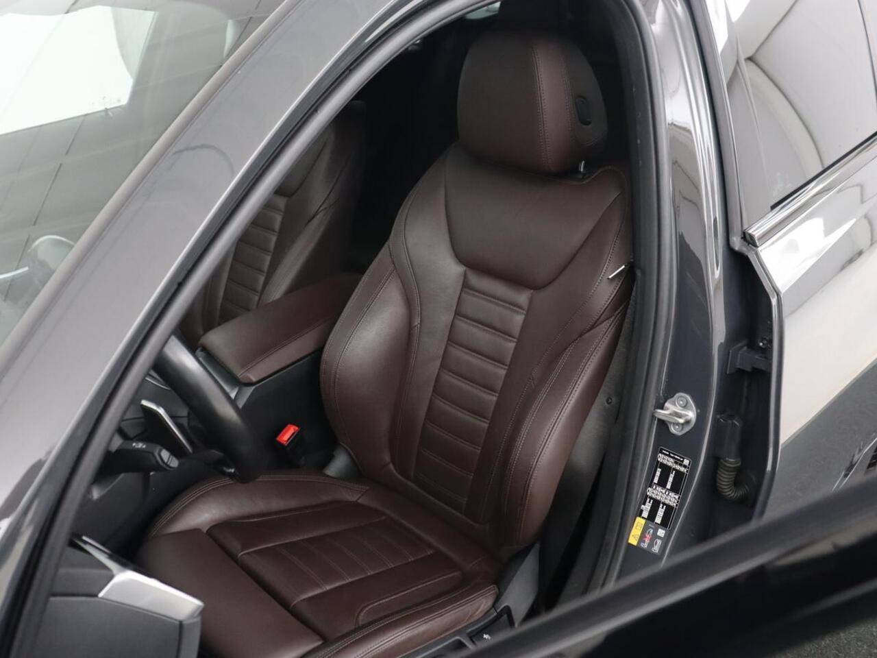 BMW 3-SERIE 320e M Sport | Leder | Adaptive cruise | Stoelverwarming | Camera | Keyless | Carplay | Sportstoelen | Live Cockpit | Navigatie | Full LED | PHEV | Plug In