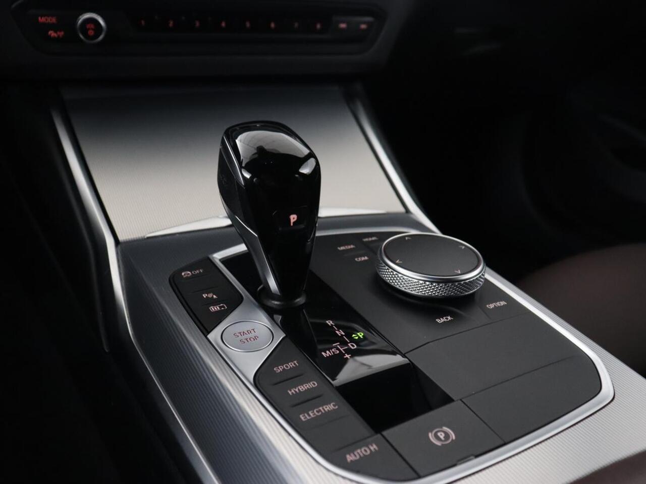 BMW 3-SERIE 320e M Sport | Leder | Adaptive cruise | Stoelverwarming | Camera | Keyless | Carplay | Sportstoelen | Live Cockpit | Navigatie | Full LED | PHEV | Plug In