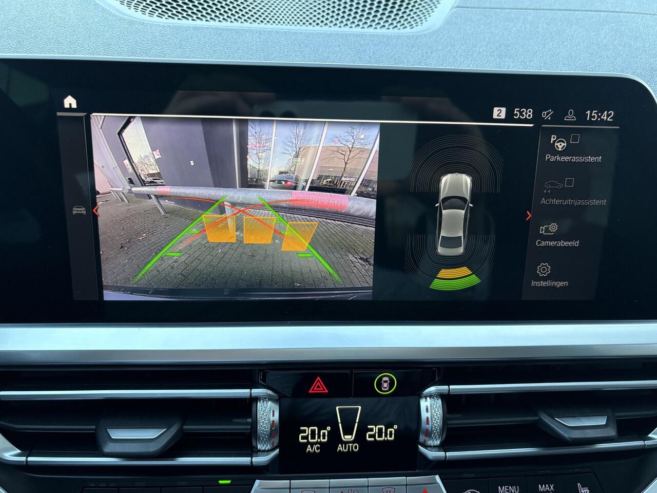 BMW 3-SERIE Sedan 320i High Executive M Sport Pakket Automaat / Live Cockpit Professional / Leder / 19 Inch / Head-Up Display / Adaptive Cruise Control / Hifi / Shadow Line / M Sportremsysteem / Achteruitrijcamera