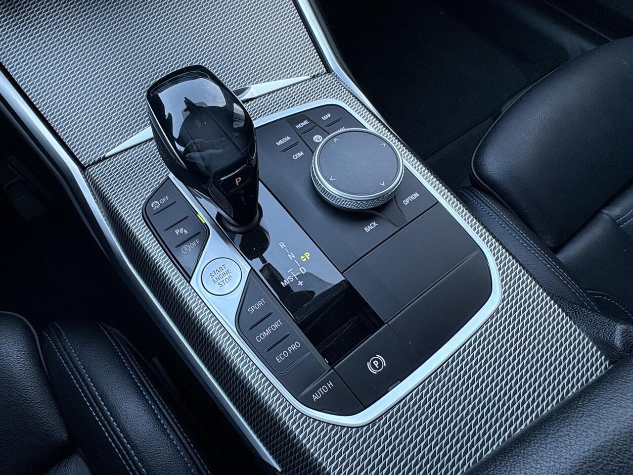 BMW 3-SERIE Sedan 320i High Executive M Sport Pakket Automaat / Live Cockpit Professional / Leder / 19 Inch / Head-Up Display / Adaptive Cruise Control / Hifi / Shadow Line / M Sportremsysteem / Achteruitrijcamera