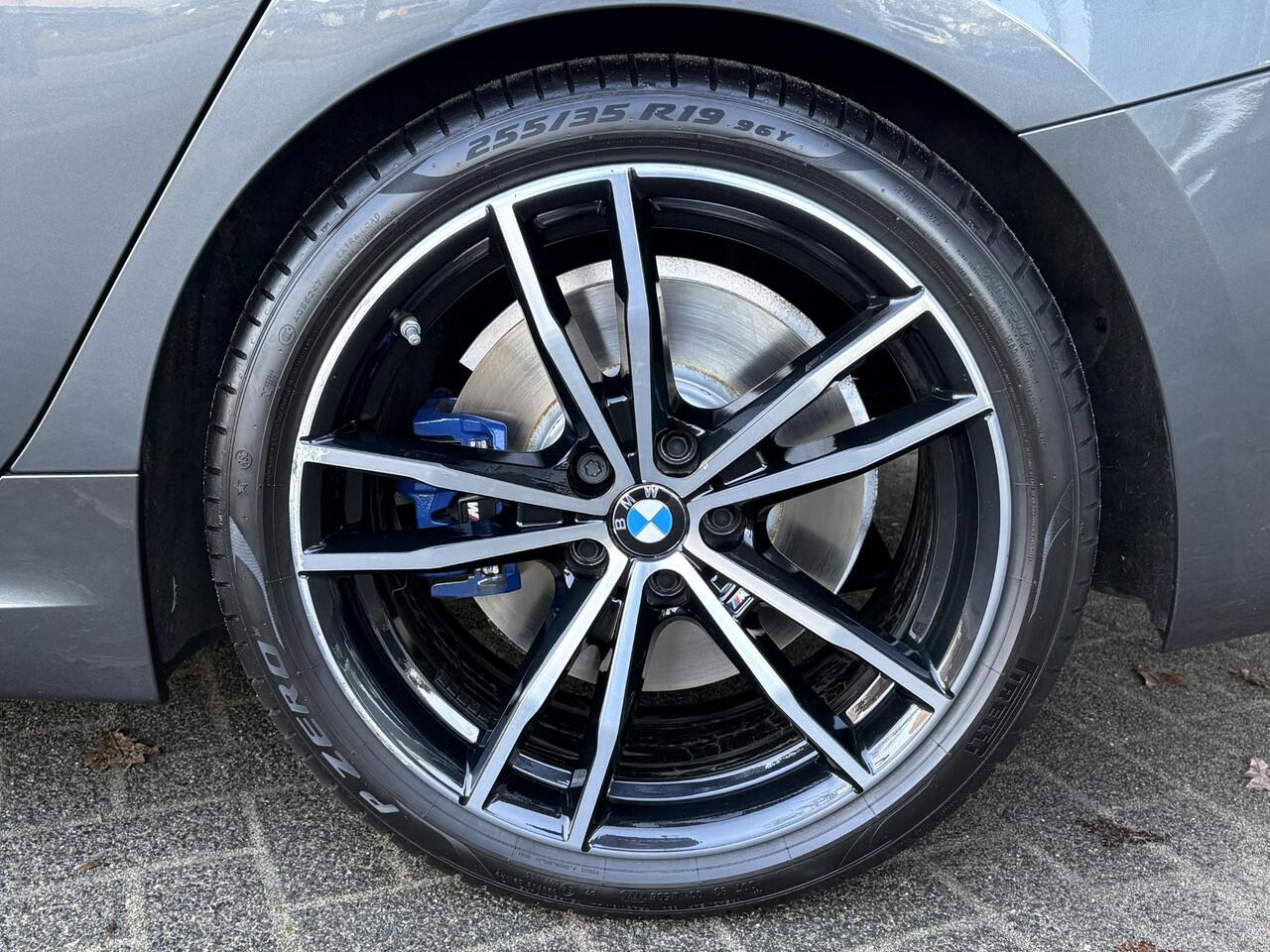 BMW 3-SERIE Sedan 320i High Executive M Sport Pakket Automaat / Live Cockpit Professional / Leder / 19 Inch / Head-Up Display / Adaptive Cruise Control / Hifi / Shadow Line / M Sportremsysteem / Achteruitrijcamera