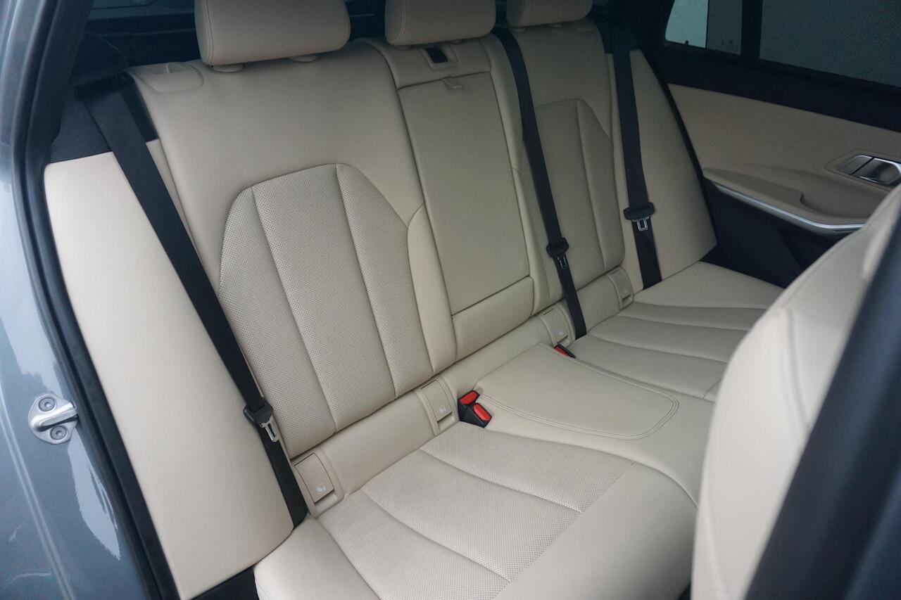 BMW 3-SERIE Touring 330e xDrive | M Sport / Panoramadak / Elektrische stoelen + Memory / Harman Kardon / Actieve Cruise met Stop&Go