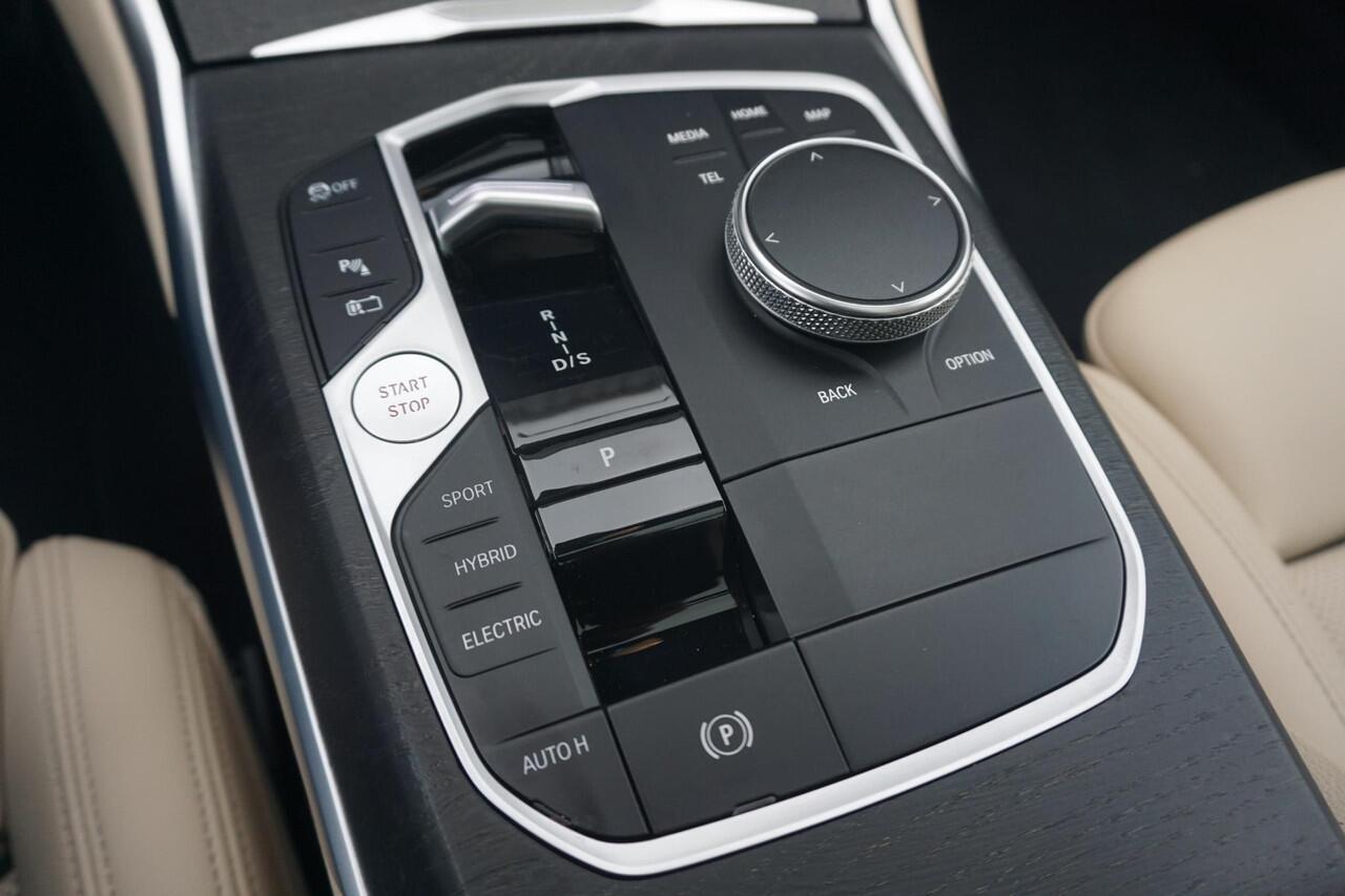 BMW 3-SERIE Touring 330e xDrive | M Sport / Panoramadak / Elektrische stoelen + Memory / Harman Kardon / Actieve Cruise met Stop&Go