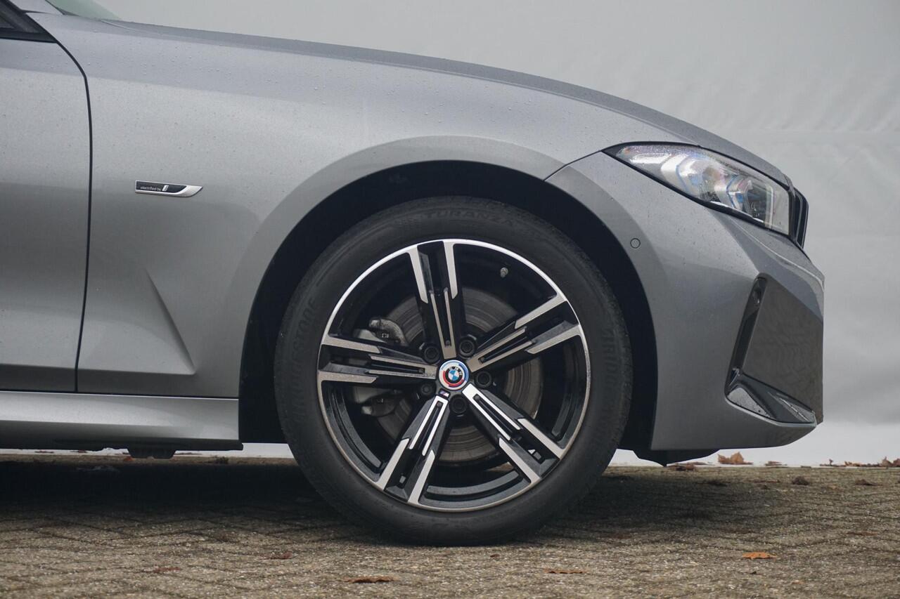 BMW 3-SERIE Touring 330e xDrive | M Sport / Panoramadak / Elektrische stoelen + Memory / Harman Kardon / Actieve Cruise met Stop&Go