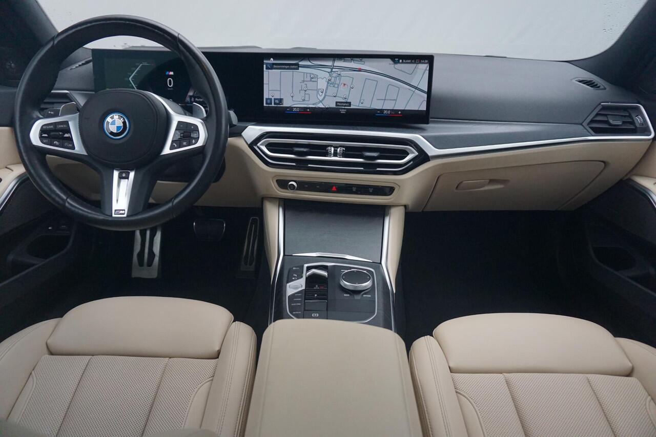 BMW 3-SERIE Touring 330e xDrive | M Sport / Panoramadak / Elektrische stoelen + Memory / Harman Kardon / Actieve Cruise met Stop&Go