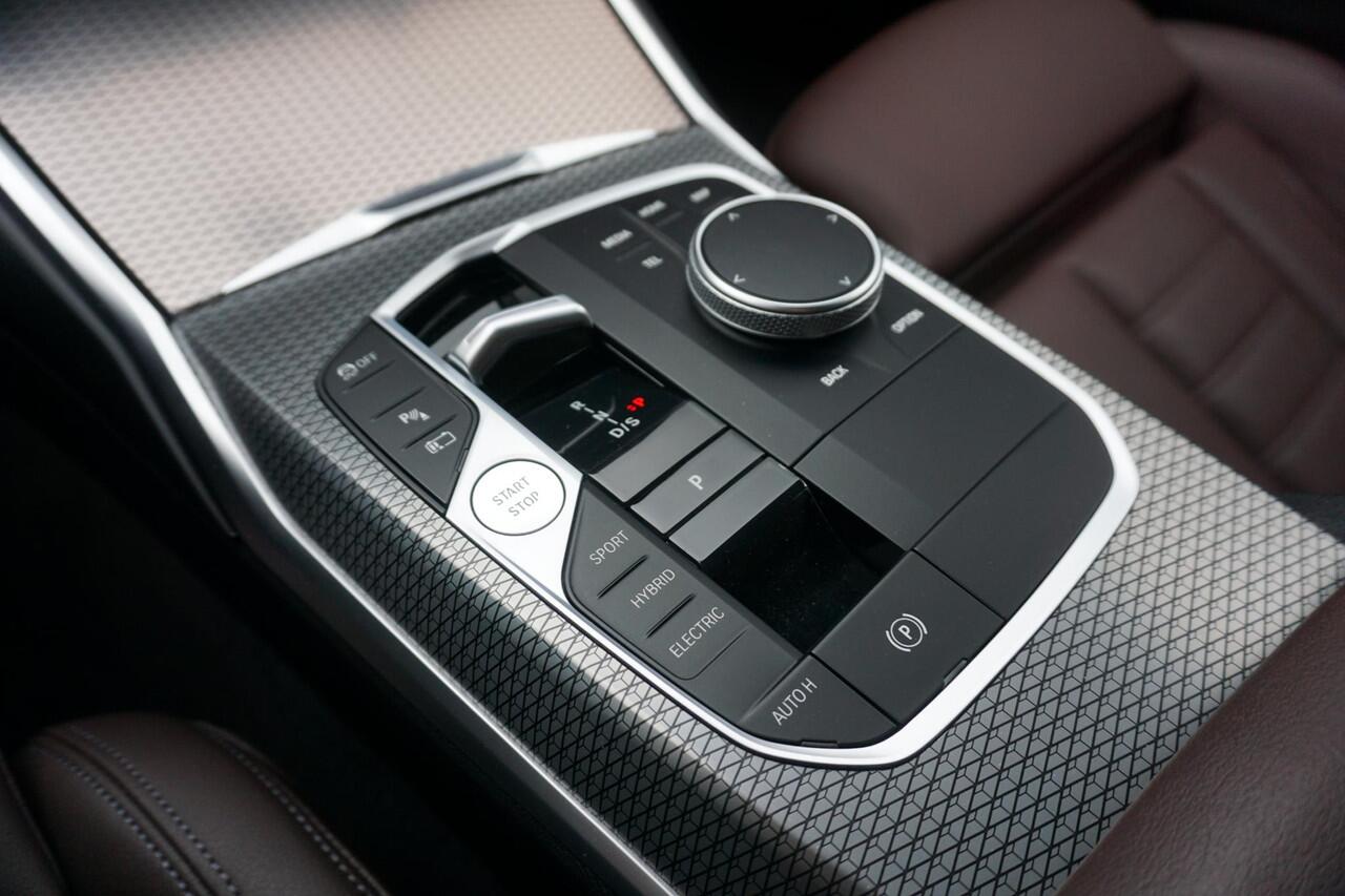 BMW 3-SERIE Touring 330e | M Sportpakket Pro | H&K | Trekhaak