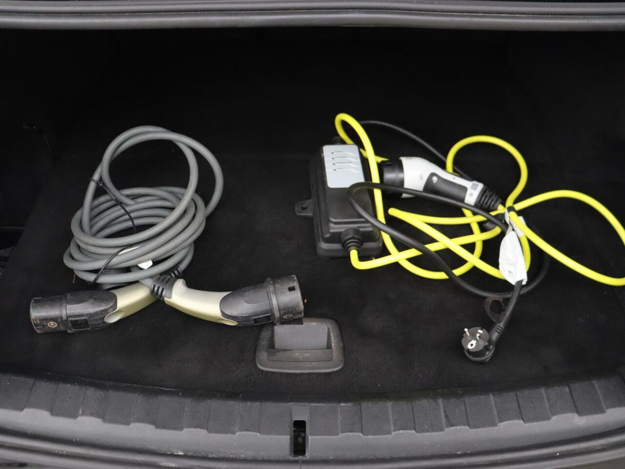 BMW 3-SERIE 320e Business Edition Plus | Leder | Stoelverwarming | Live Cockpit | Carplay | Navigatie | Full LED | Parkeerhulp | Climate control | Bluetooth | PHEV | Plug In