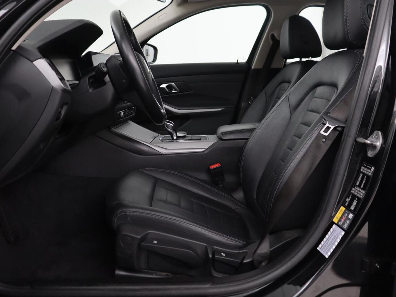 BMW 3-SERIE 320e Business Edition Plus | Leder | Stoelverwarming | Live Cockpit | Carplay | Navigatie | Full LED | Parkeerhulp | Climate control | Bluetooth | PHEV | Plug In