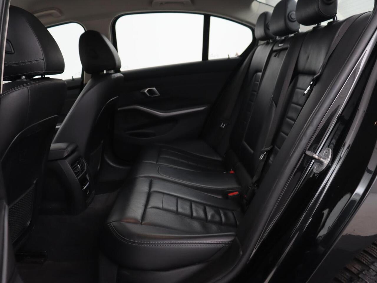 BMW 3-SERIE 320e Business Edition Plus | Leder | Stoelverwarming | Live Cockpit | Carplay | Navigatie | Full LED | Parkeerhulp | Climate control | Bluetooth | PHEV | Plug In