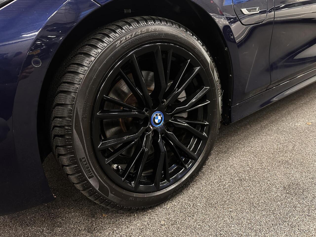 BMW 3-SERIE Touring 320e LCI New Model 2023 Innovation Pack 18" Wheels Park Pack Sportline Curved Screen HUD Display Privacy Glass