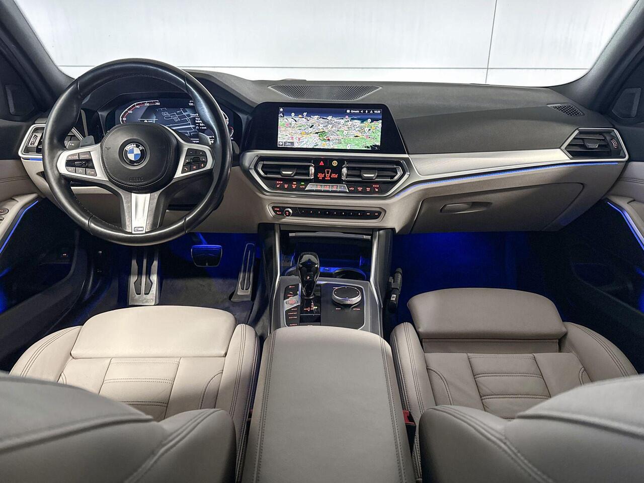 BMW 3-SERIE Touring 318i M-Sport M-Sport / 19inch / Getinte ramen / Hifi Audio systeem / Stoelverwarming