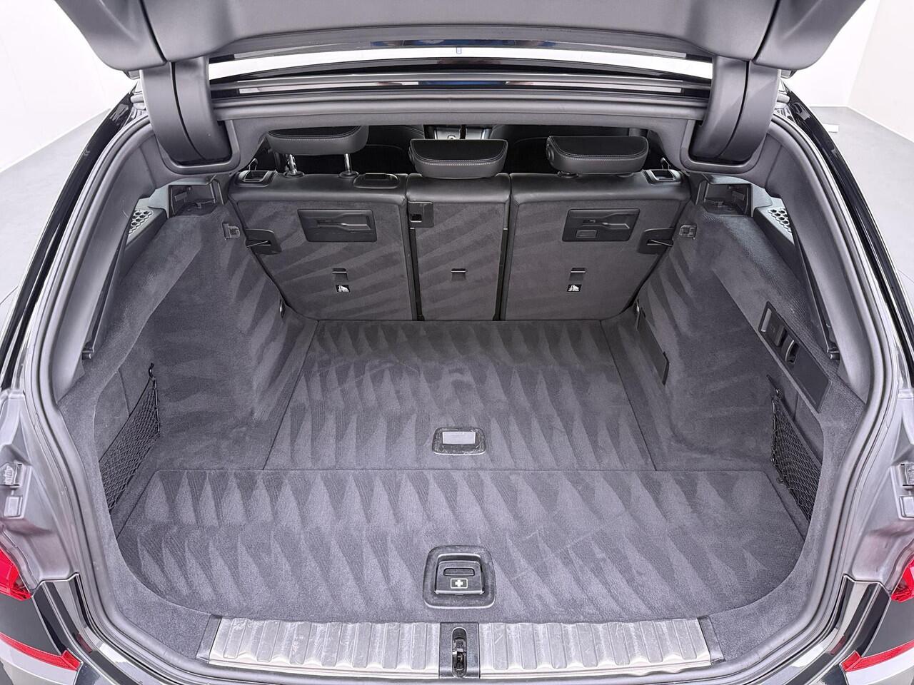 BMW 3-SERIE Touring 318i High Executive Edition VAN ¤ 34.900,- VOOR ¤ 32.877,- UW LENTEVOORDEEL: maar liefst ¤ 2.023,-!| M Sport | Afneembare trekhaak | Stoelverwarming | Origineel Nederlands geleverd (NAP) | Rijklaar geleverd incl. 12 maanden BOVAG-garantie