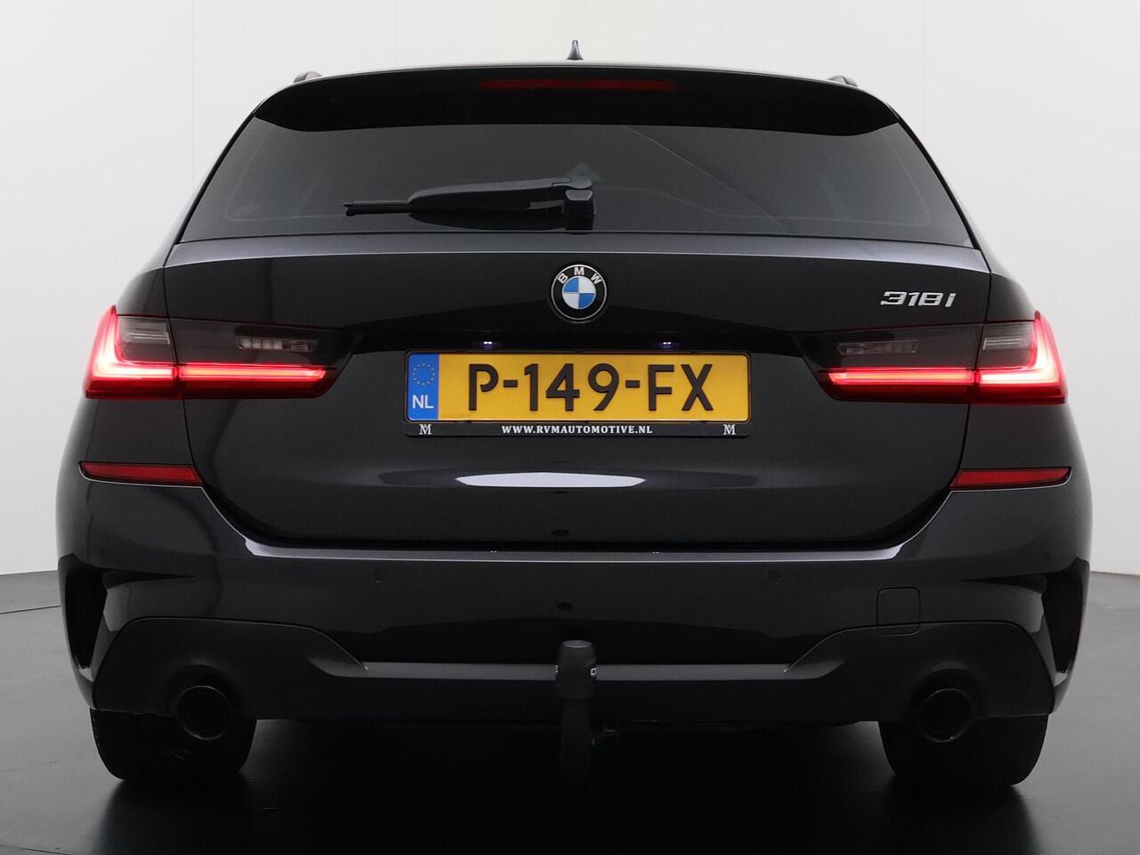 BMW 3-SERIE Touring 318i High Executive Edition VAN ¤ 34.900,- VOOR ¤ 32.877,- UW LENTEVOORDEEL: maar liefst ¤ 2.023,-!| M Sport | Afneembare trekhaak | Stoelverwarming | Origineel Nederlands geleverd (NAP) | Rijklaar geleverd incl. 12 maanden BOVAG-garantie