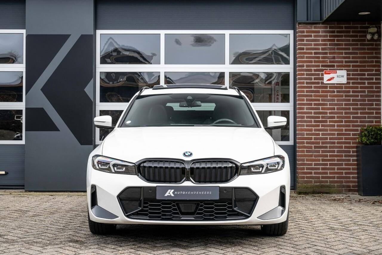 BMW 3-SERIE 330e xDrive M Sport | Shadow | Panorama | Head-Up | Elek. trekhaak | Widescreen | Hifi | Camera | 18' inch |