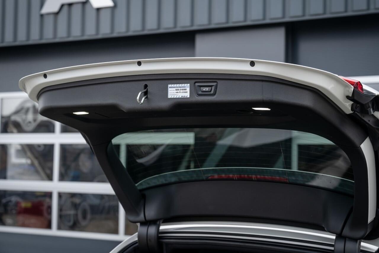 BMW 3-SERIE 330e xDrive M Sport | Shadow | Panorama | Head-Up | Elek. trekhaak | Widescreen | Hifi | Camera | 18' inch |