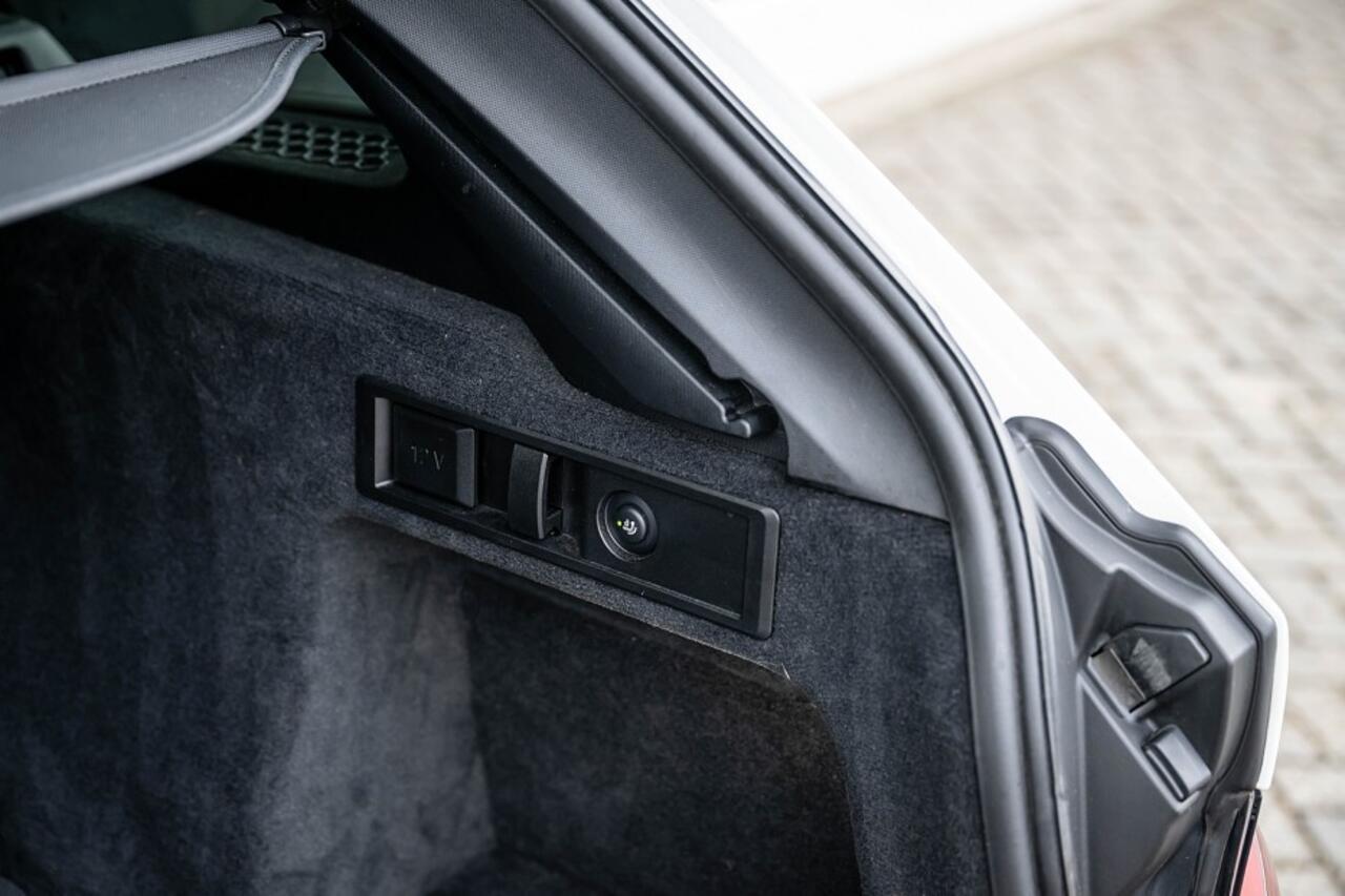 BMW 3-SERIE 330e xDrive M Sport | Shadow | Panorama | Head-Up | Elek. trekhaak | Widescreen | Hifi | Camera | 18' inch |