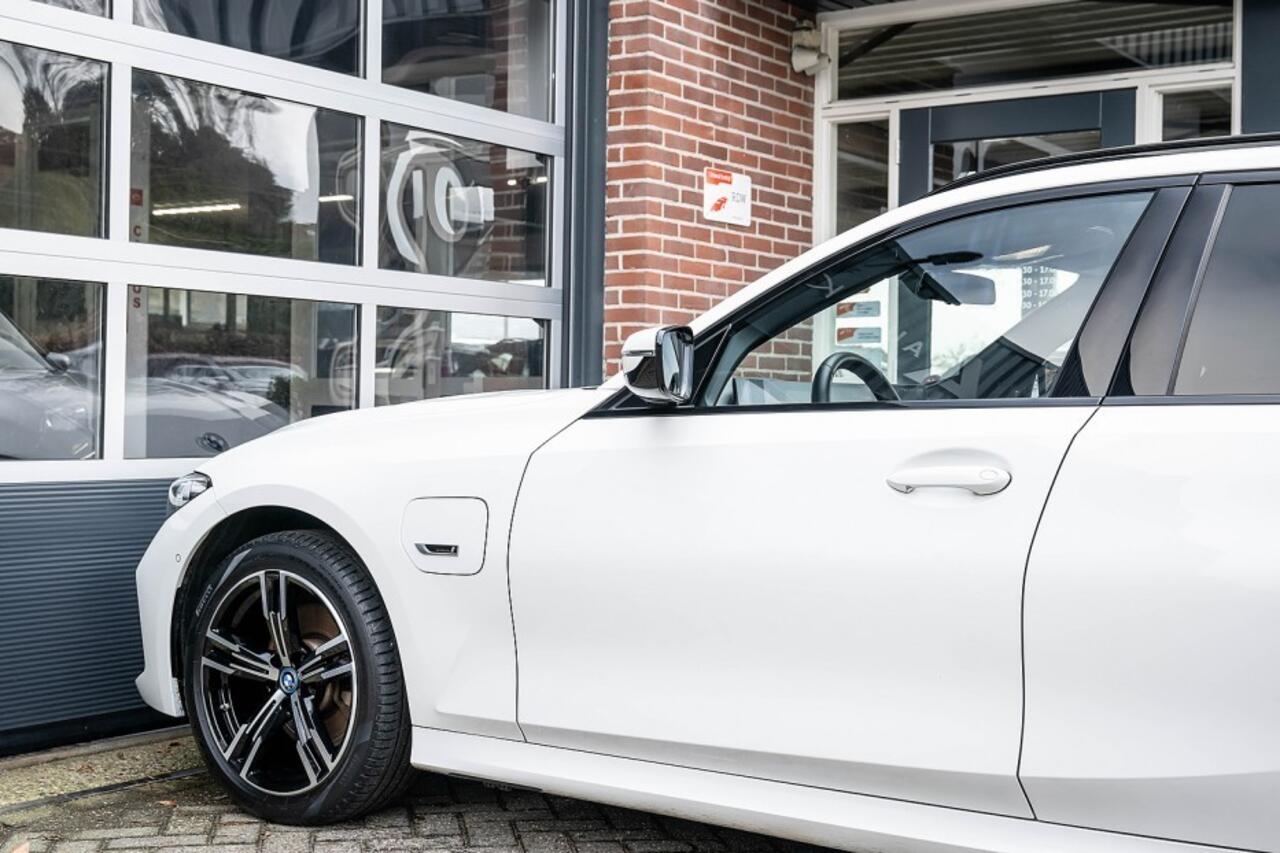 BMW 3-SERIE 330e xDrive M Sport | Shadow | Panorama | Head-Up | Elek. trekhaak | Widescreen | Hifi | Camera | 18' inch |