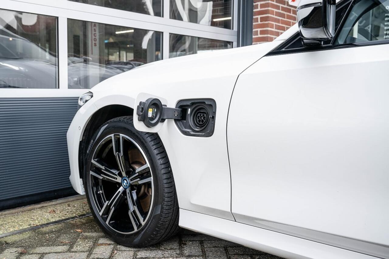 BMW 3-SERIE 330e xDrive M Sport | Shadow | Panorama | Head-Up | Elek. trekhaak | Widescreen | Hifi | Camera | 18' inch |