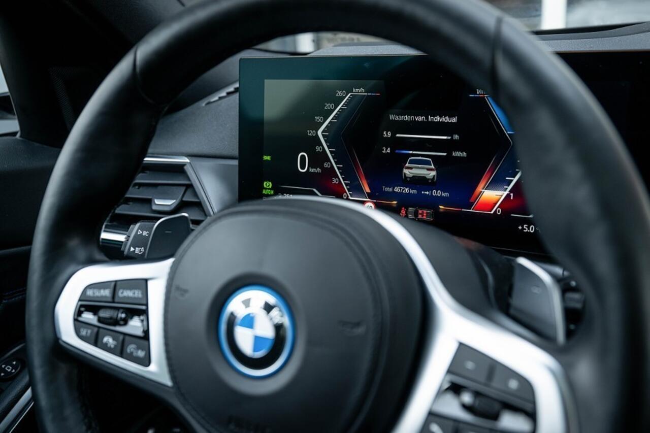 BMW 3-SERIE 330e xDrive M Sport | Shadow | Panorama | Head-Up | Elek. trekhaak | Widescreen | Hifi | Camera | 18' inch |