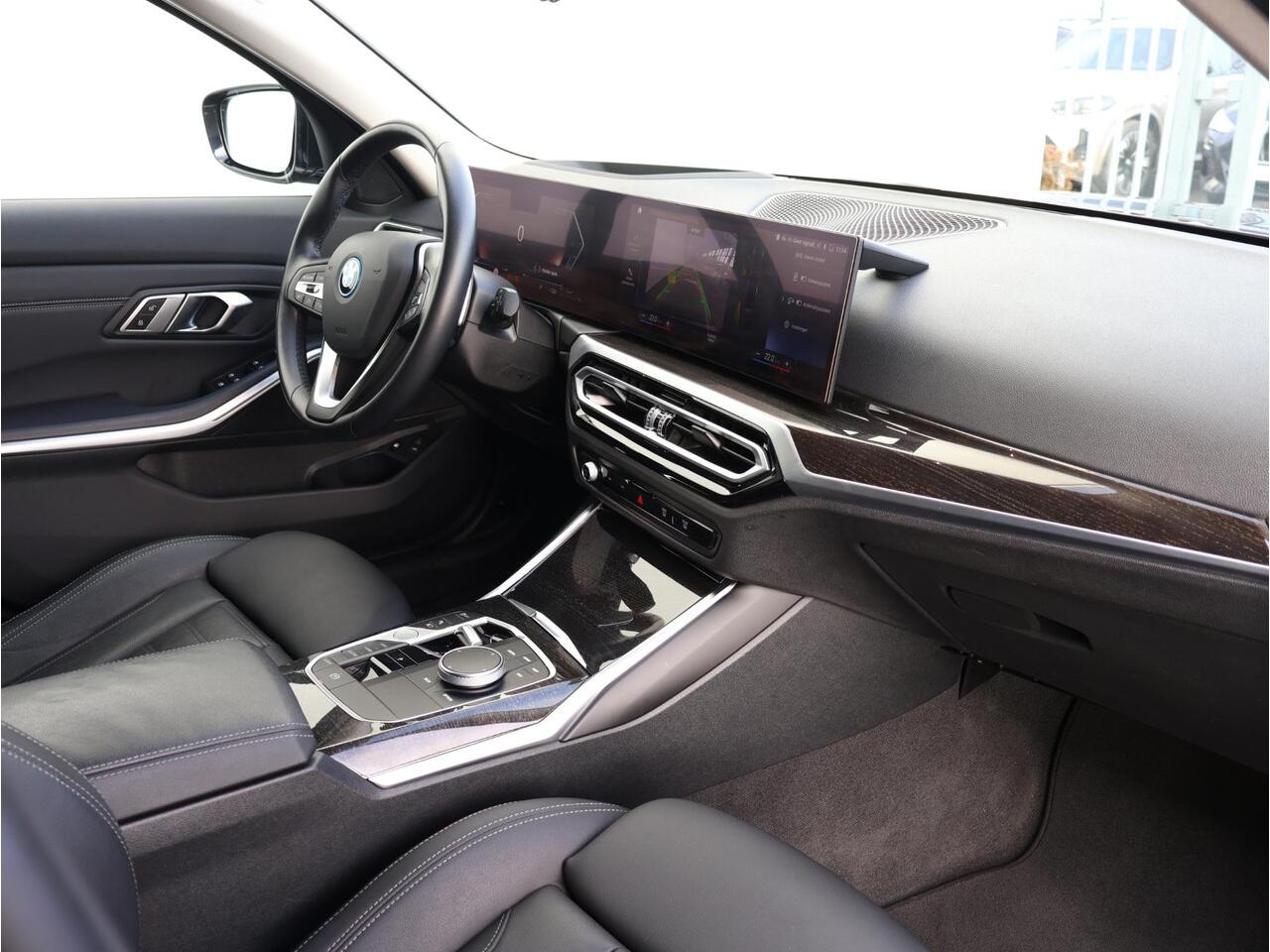 BMW 3-SERIE Touring 320e Achteruitrijcamera/ Stoelverwarming/ Cruise Control/ HiFi/ Sportstoelen