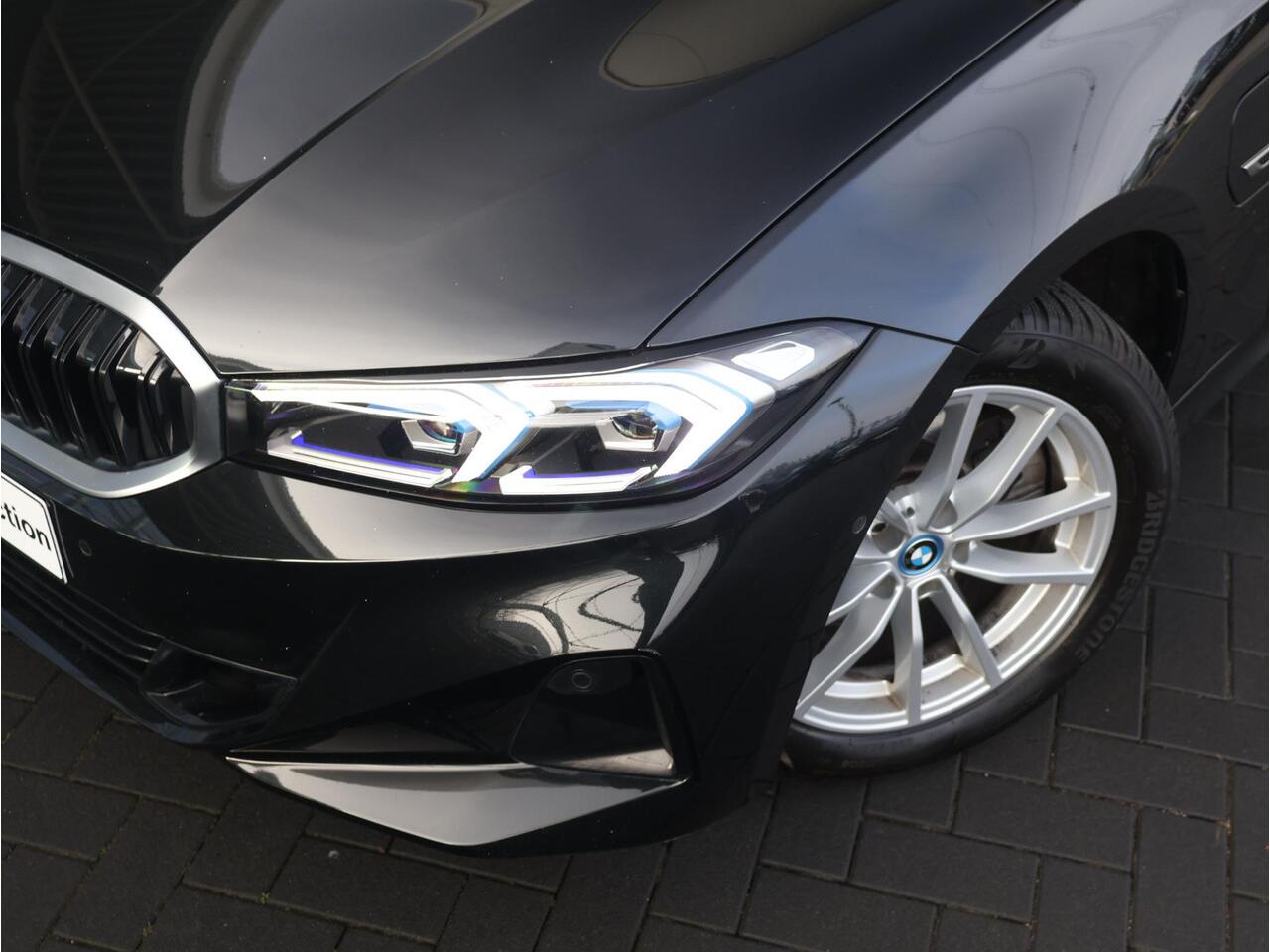 BMW 3-SERIE Touring 320e Achteruitrijcamera/ Stoelverwarming/ Cruise Control/ HiFi/ Sportstoelen