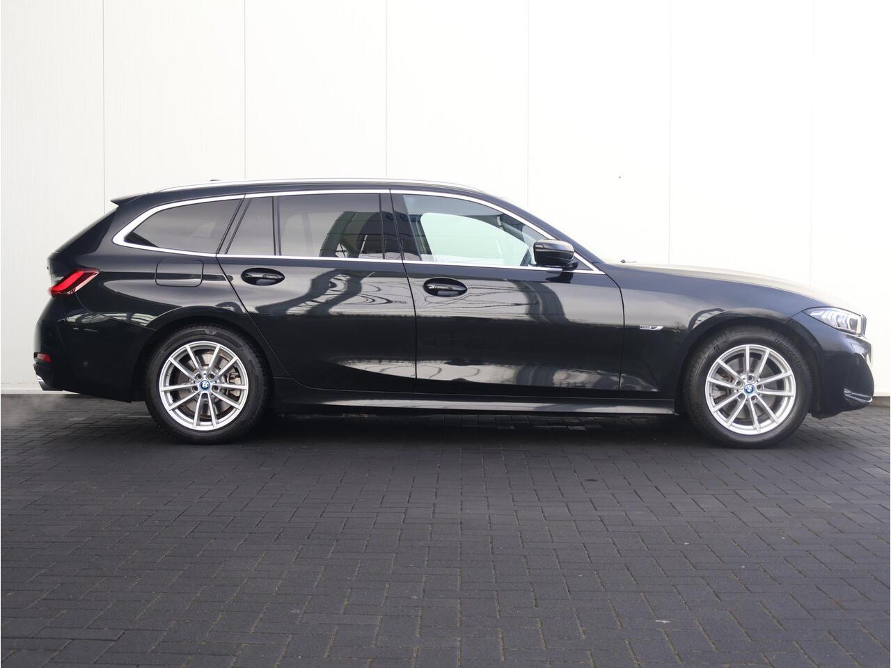 BMW 3-SERIE Touring 320e Achteruitrijcamera/ Stoelverwarming/ Cruise Control/ HiFi/ Sportstoelen