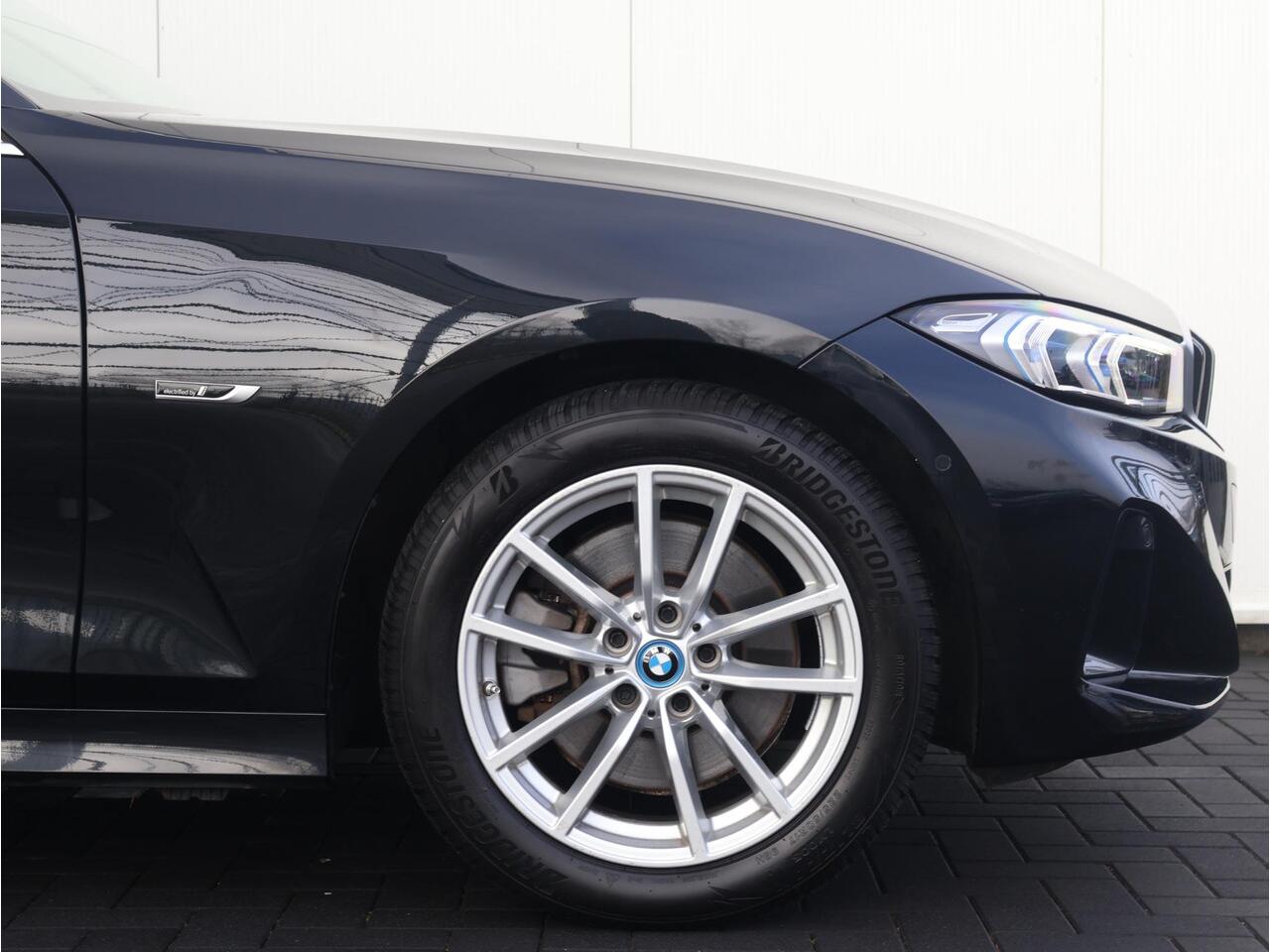 BMW 3-SERIE Touring 320e Achteruitrijcamera/ Stoelverwarming/ Cruise Control/ HiFi/ Sportstoelen