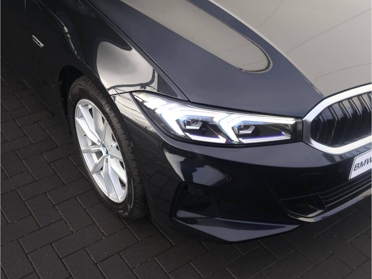 BMW 3-SERIE Touring 320e Achteruitrijcamera/ Stoelverwarming/ Cruise Control/ HiFi/ Sportstoelen