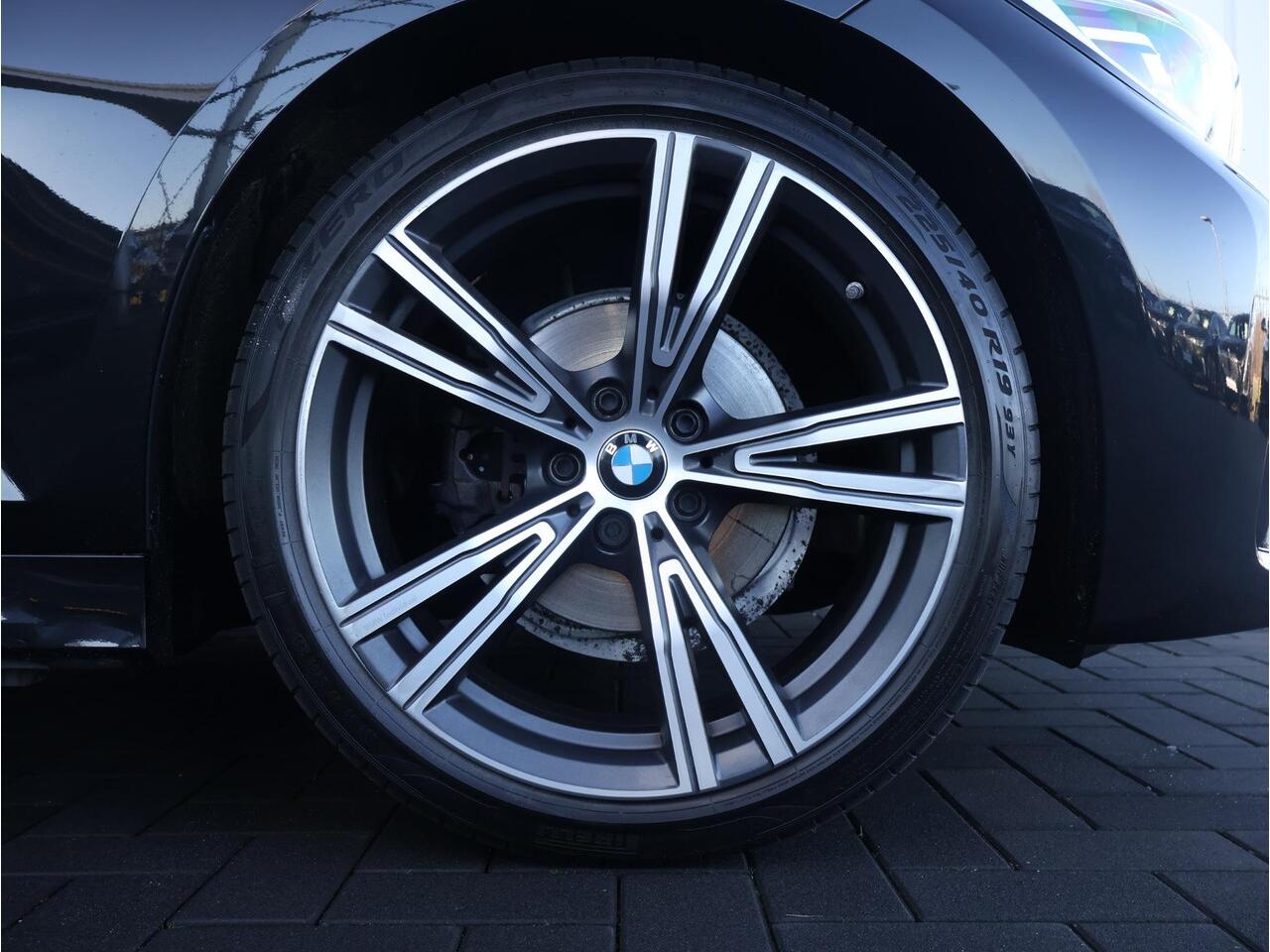 BMW 3-SERIE 318i Executive Edition M Sport/ Live Cockpit Professional/ HiFi/ Cruise Control/ Sportstoelen/ 19 inch LM/ Getint Glas